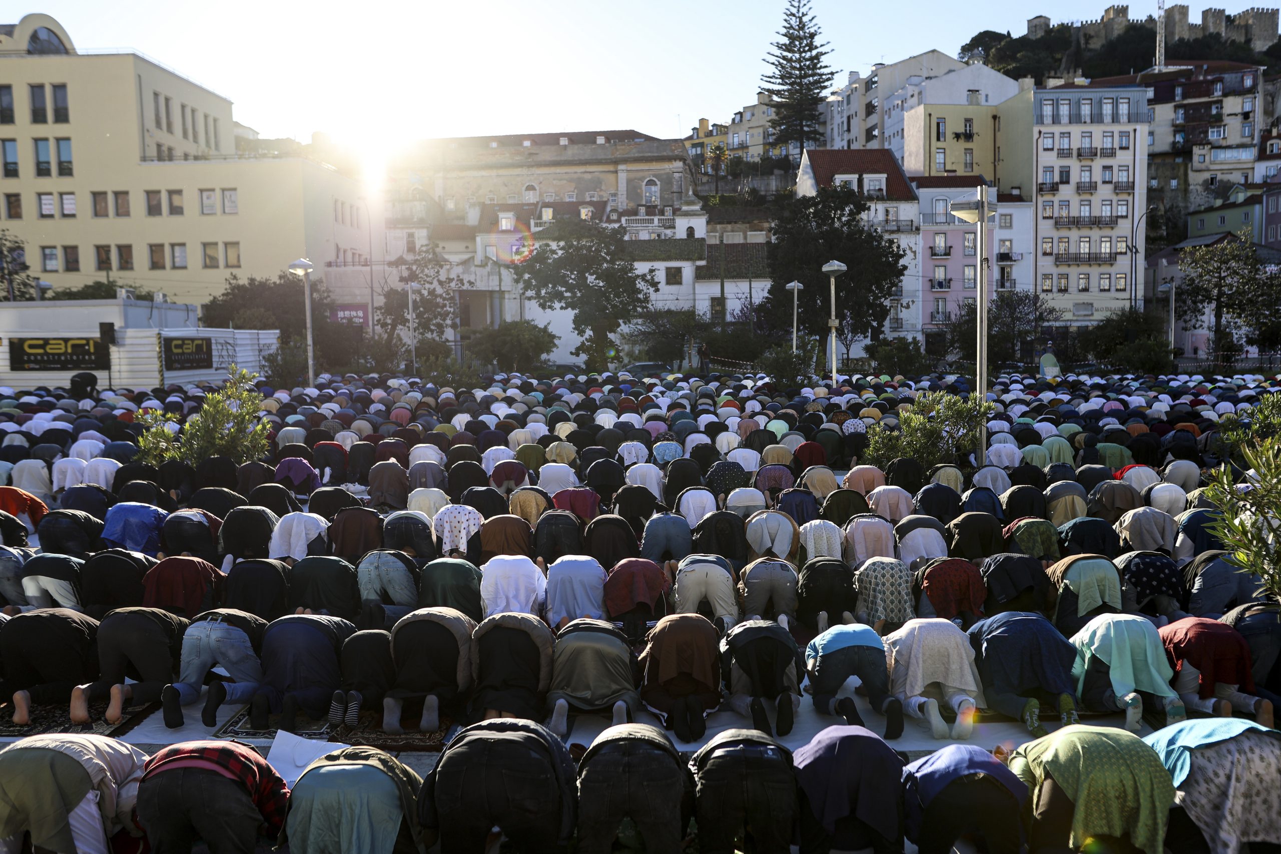 Cinco mil muçulmanos em oração ao nascer do dia celebram fim do Ramadão na Alameda