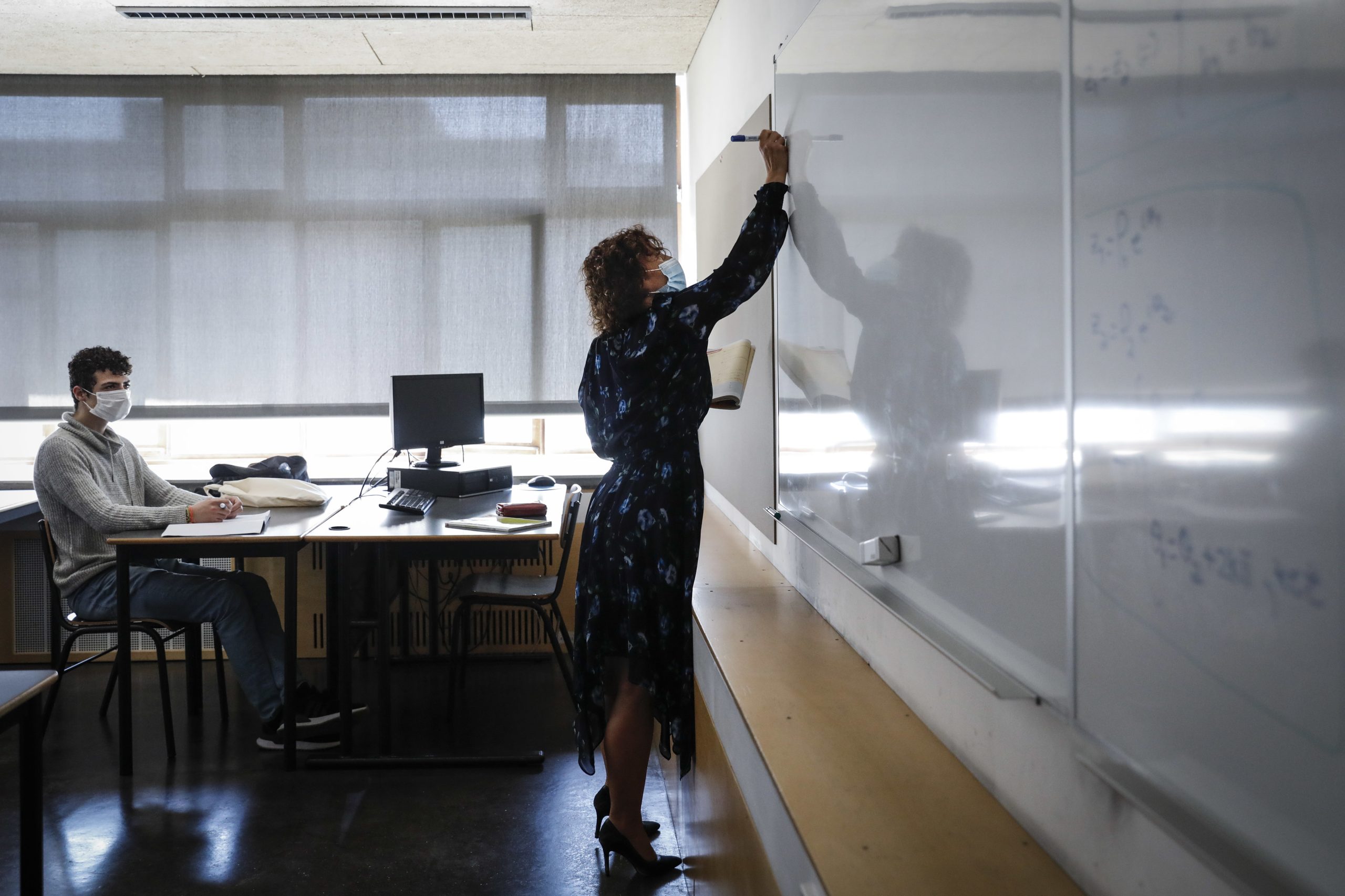 Ministério deixa cinco mil professores voltar a concorrer para resolver faltas