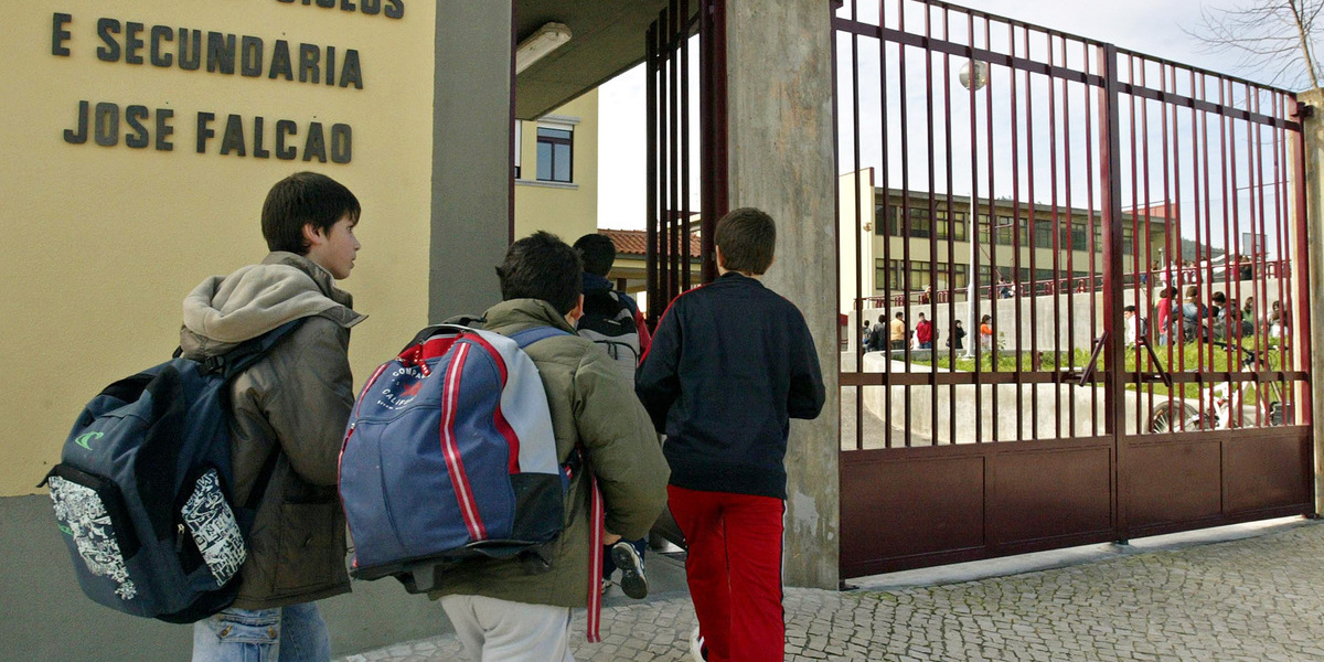 “Chumbos” de alunos imigrantes estão a diminuir mas ainda há 40% de insucesso