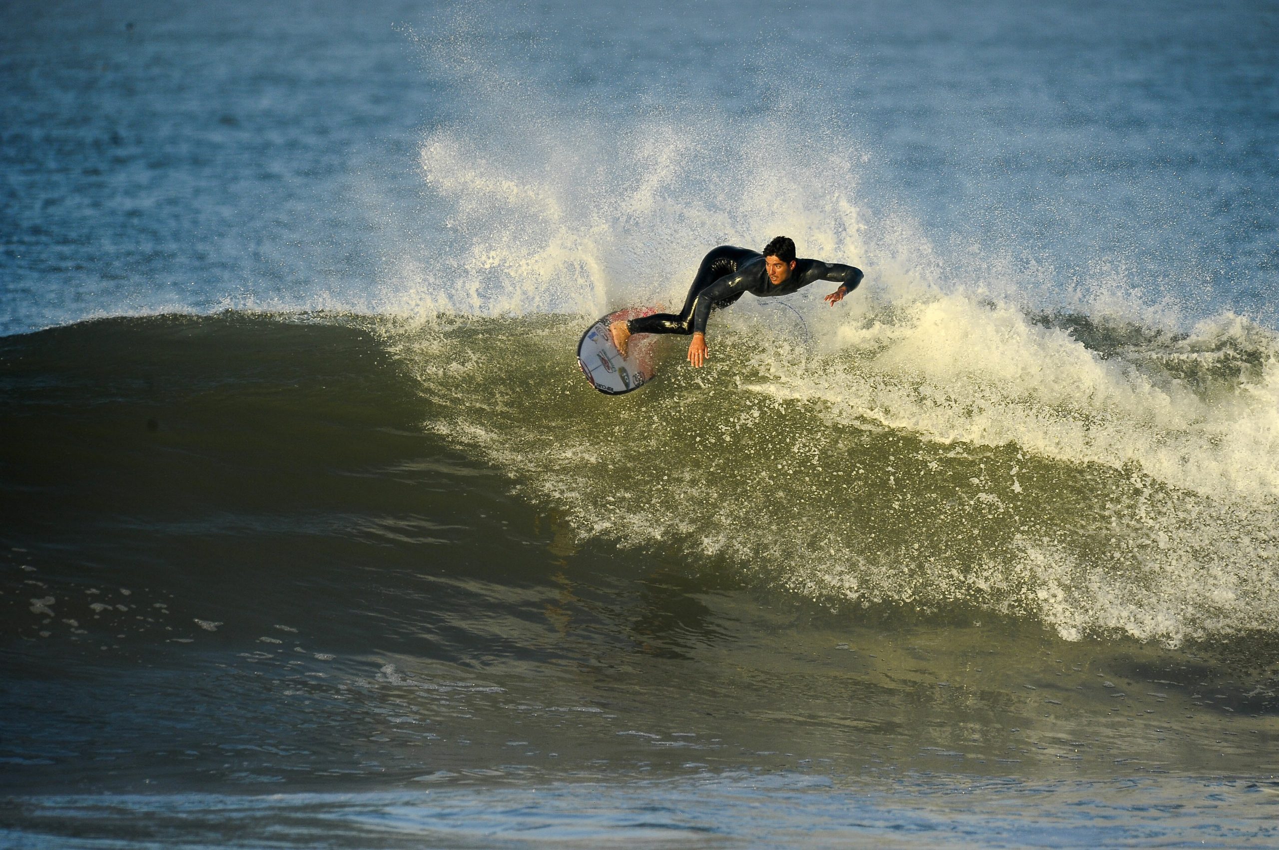 Gabriel Medina avança para as ‘meias’ do Meo Rip Curl Pro Portugal ao eliminar Mick Fanning