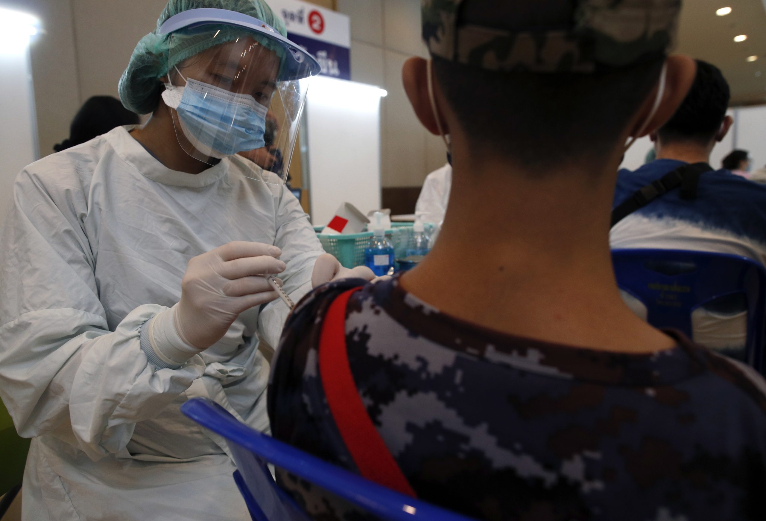 Amnistia Internacional acusa farmacêuticas de recusar aumento da oferta de vacinas contra a Covid-19