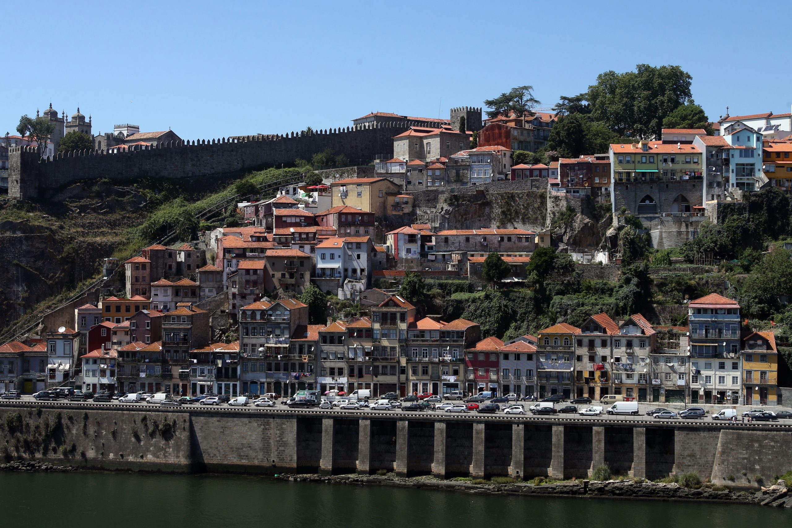 Dezenas de pessoas reivindicam no Porto o direito à habitação