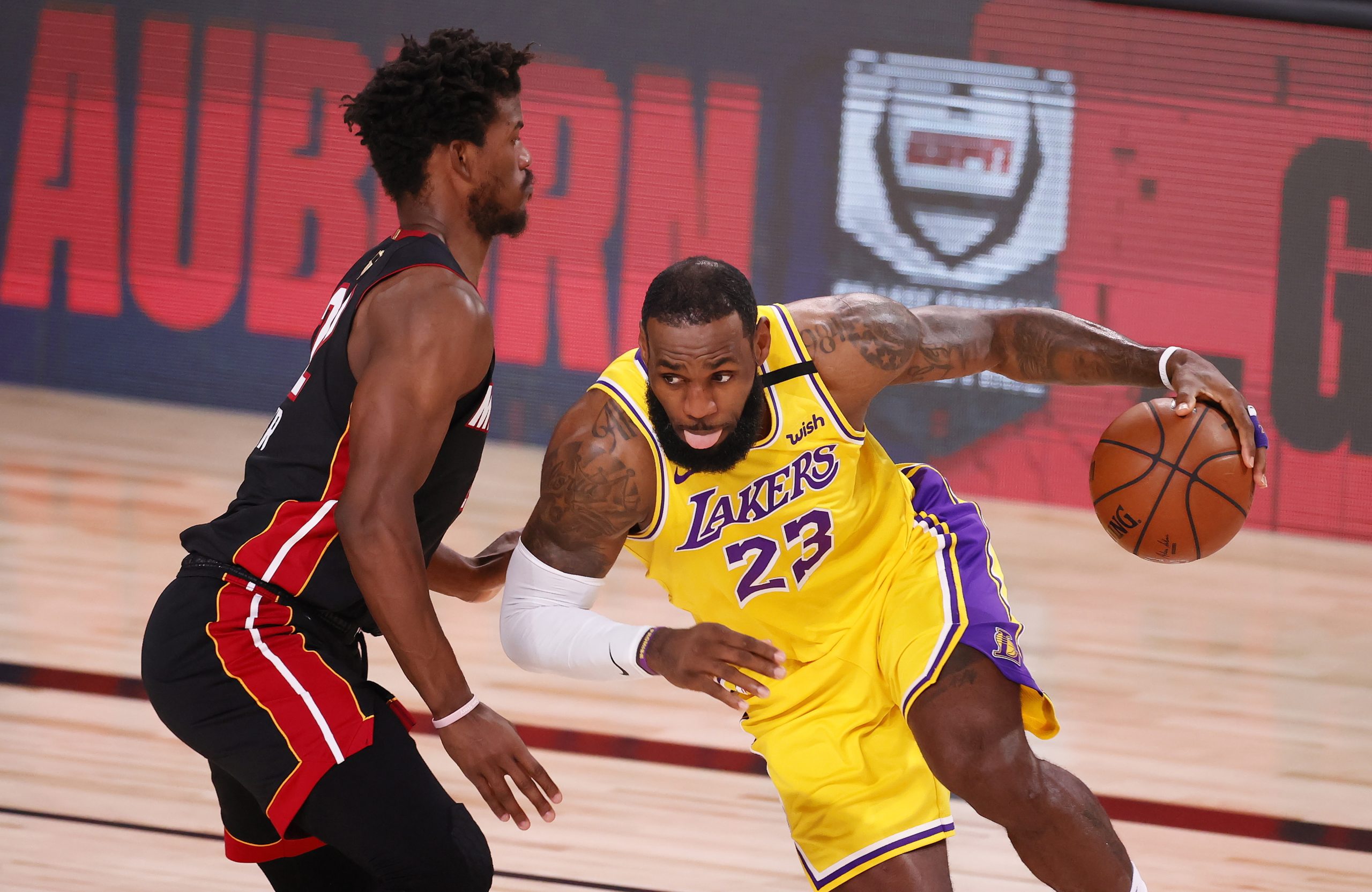 Lakers ‘arrasam’ Heat no primeiro jogo da final da NBA