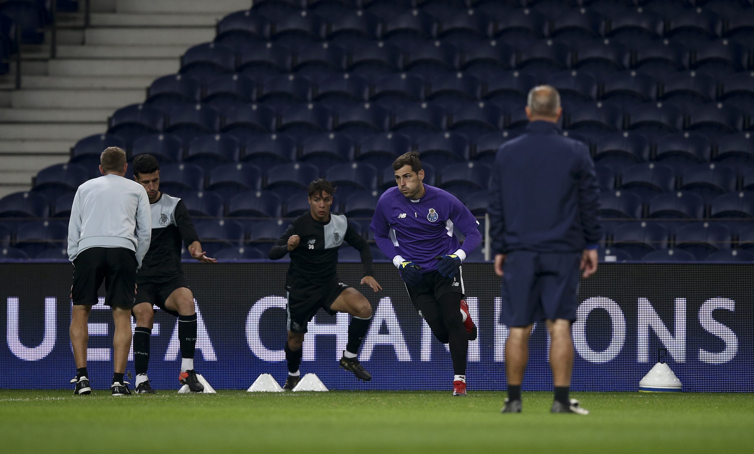 Adeptos ingleses ‘invadem o Porto’ para o jogo entre o FC Porto e o Leicester