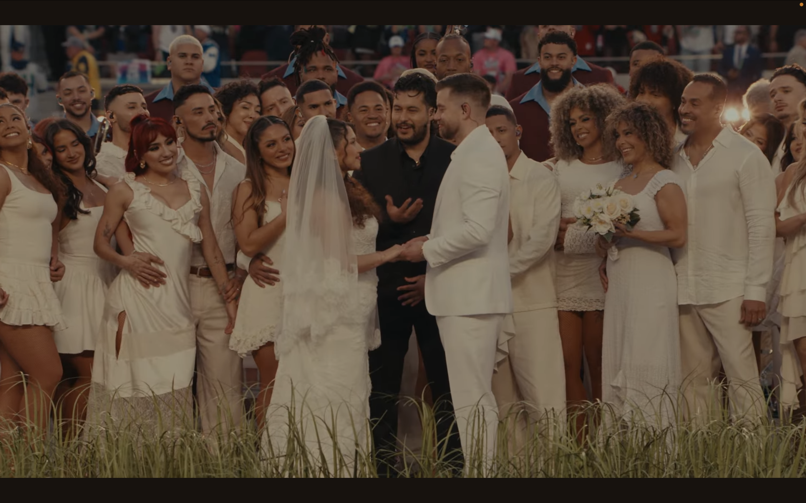 Bad Bunny surpreende no Super Bowl com cerimónia de casamento ao vivo