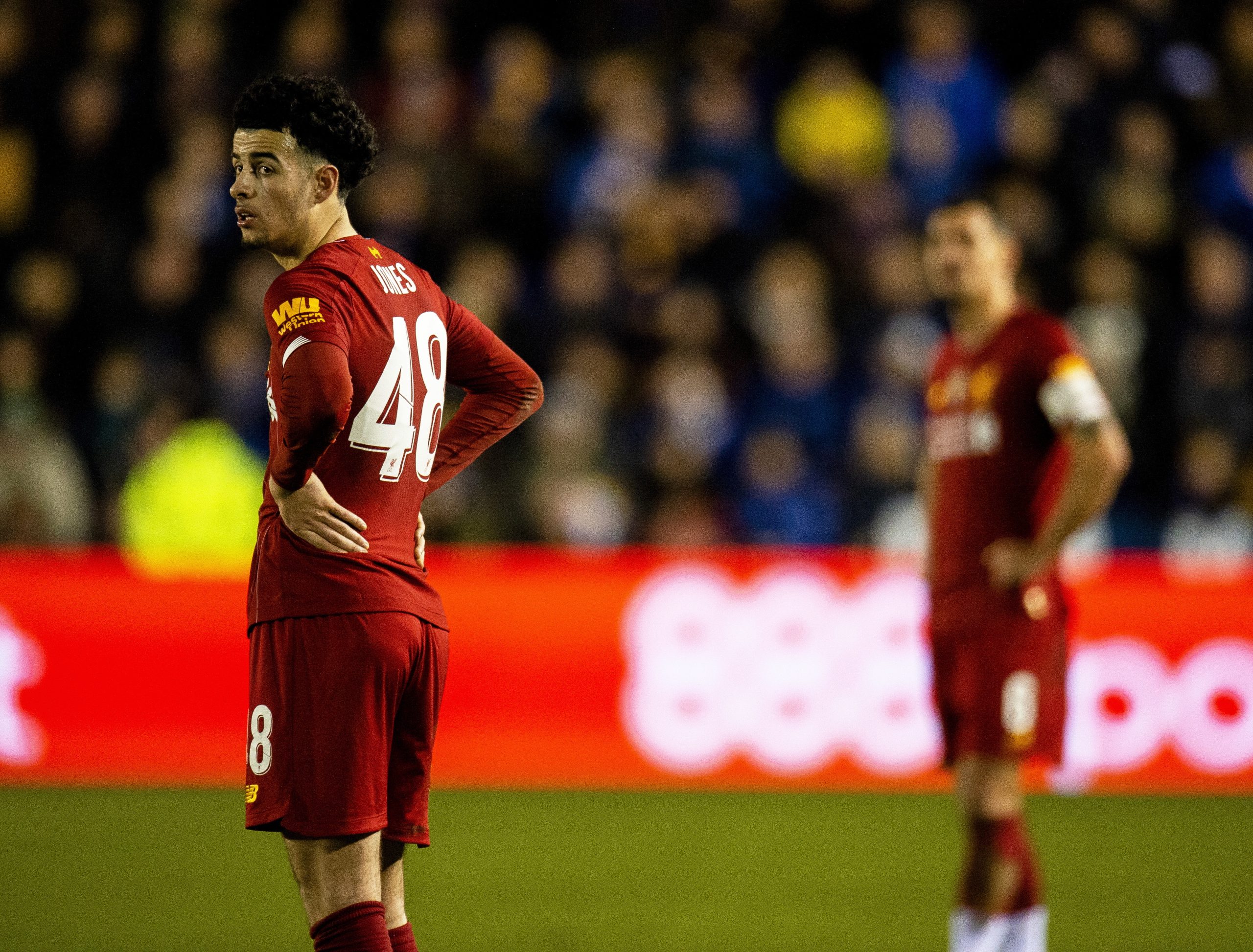 Shrewsbury, do terceiro escalão, força Liverpool a jogo de desempate na Taça