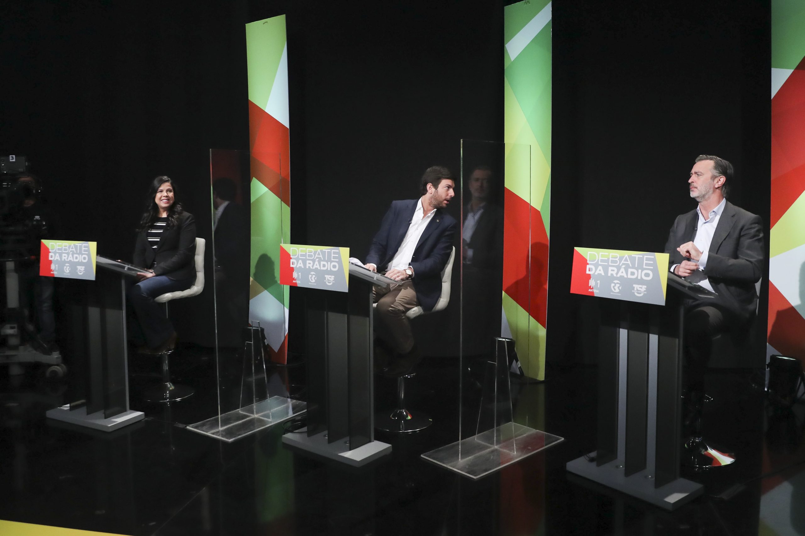 Partidos rejeitam necessidade de rever Constituição para casos de emergência sanitária