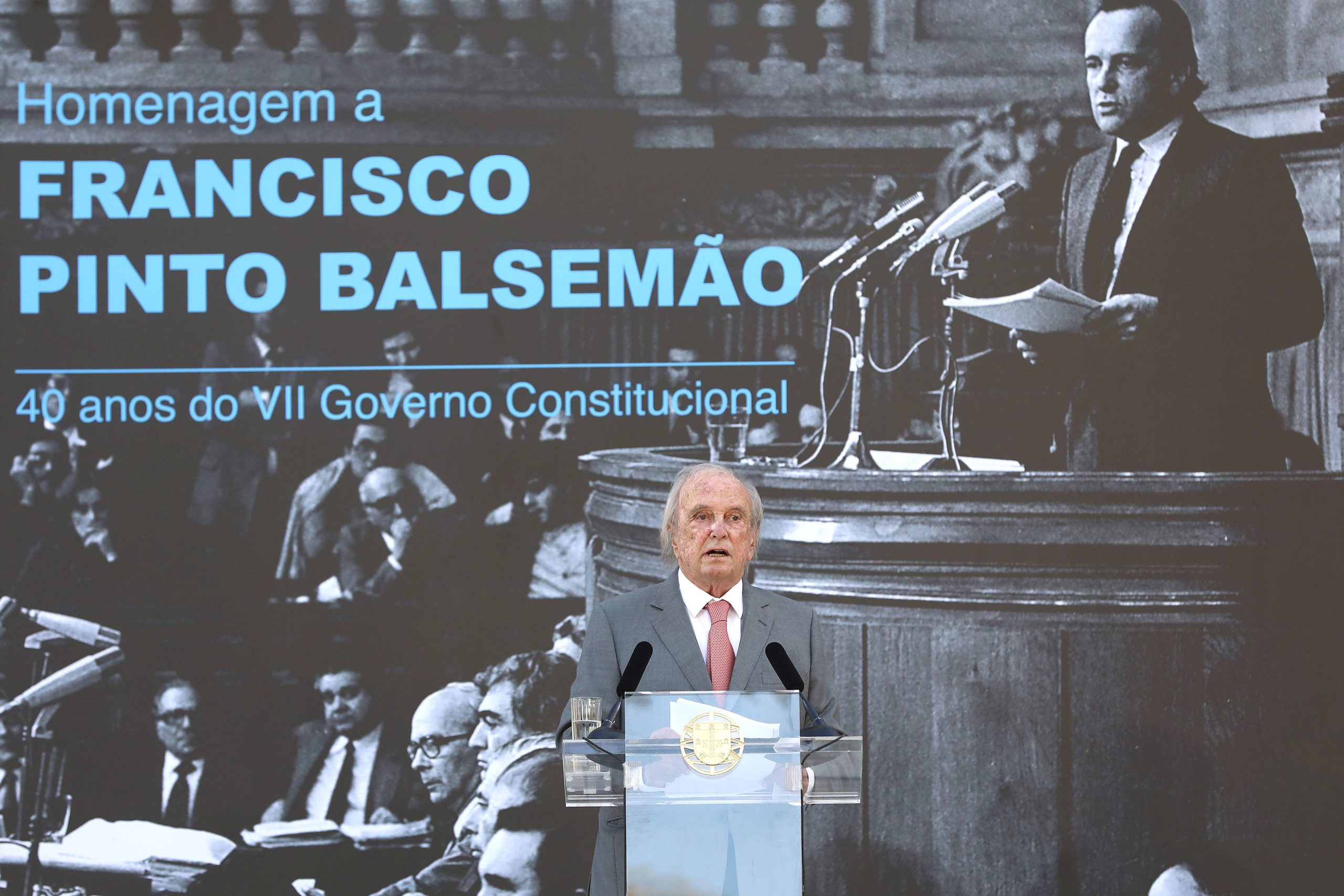 Pinto Balsemão alerta para desafio de manter democracia “viva e atuante”