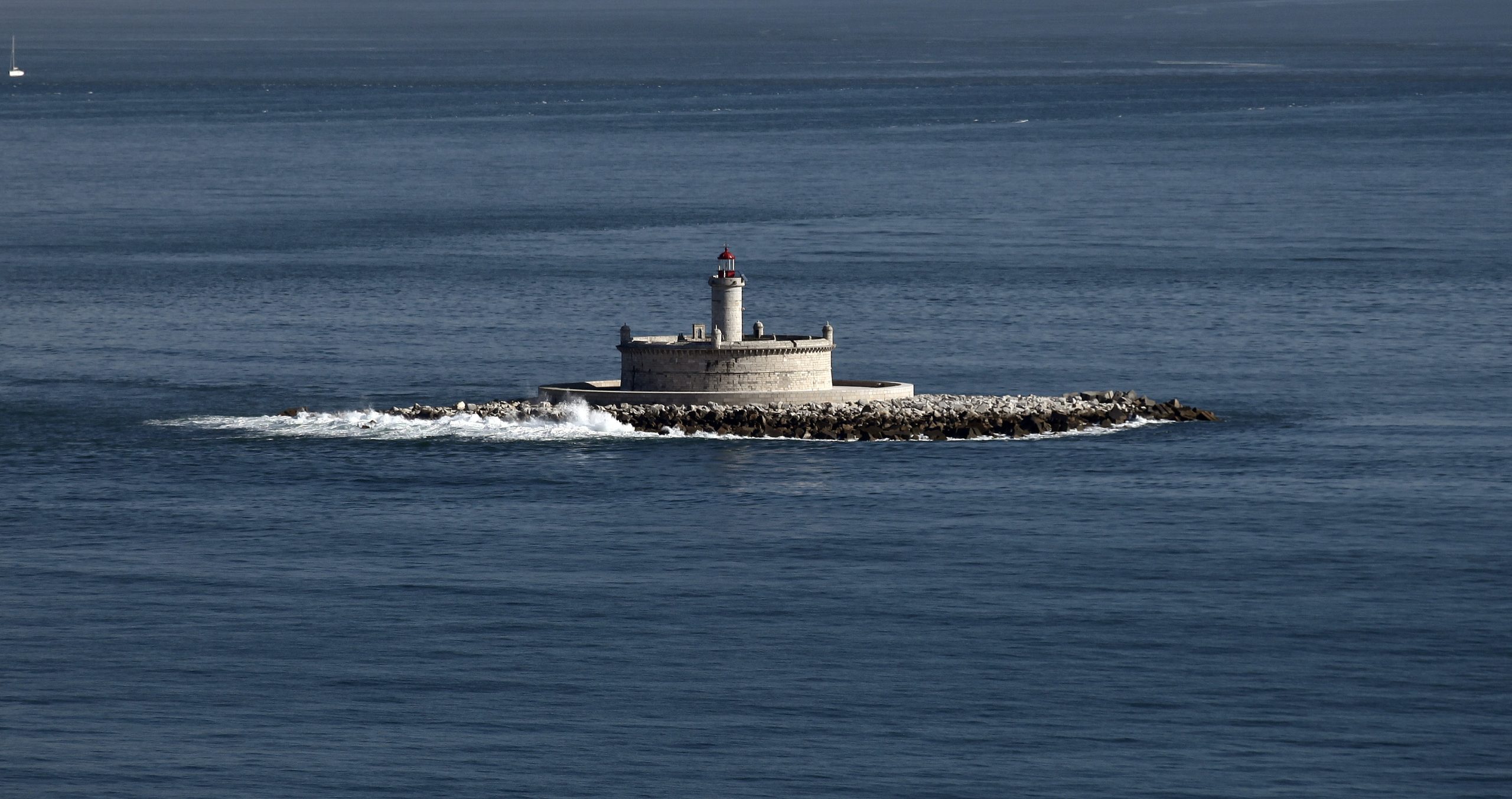Veleiro português encalha no Bugio ao entrar no Porto de Lisboa