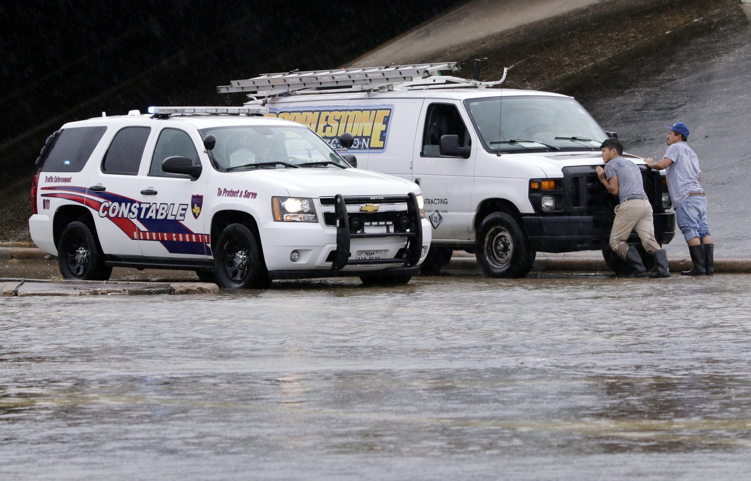 Ordem de evacuação do sul de Houston devido a brechas em dique