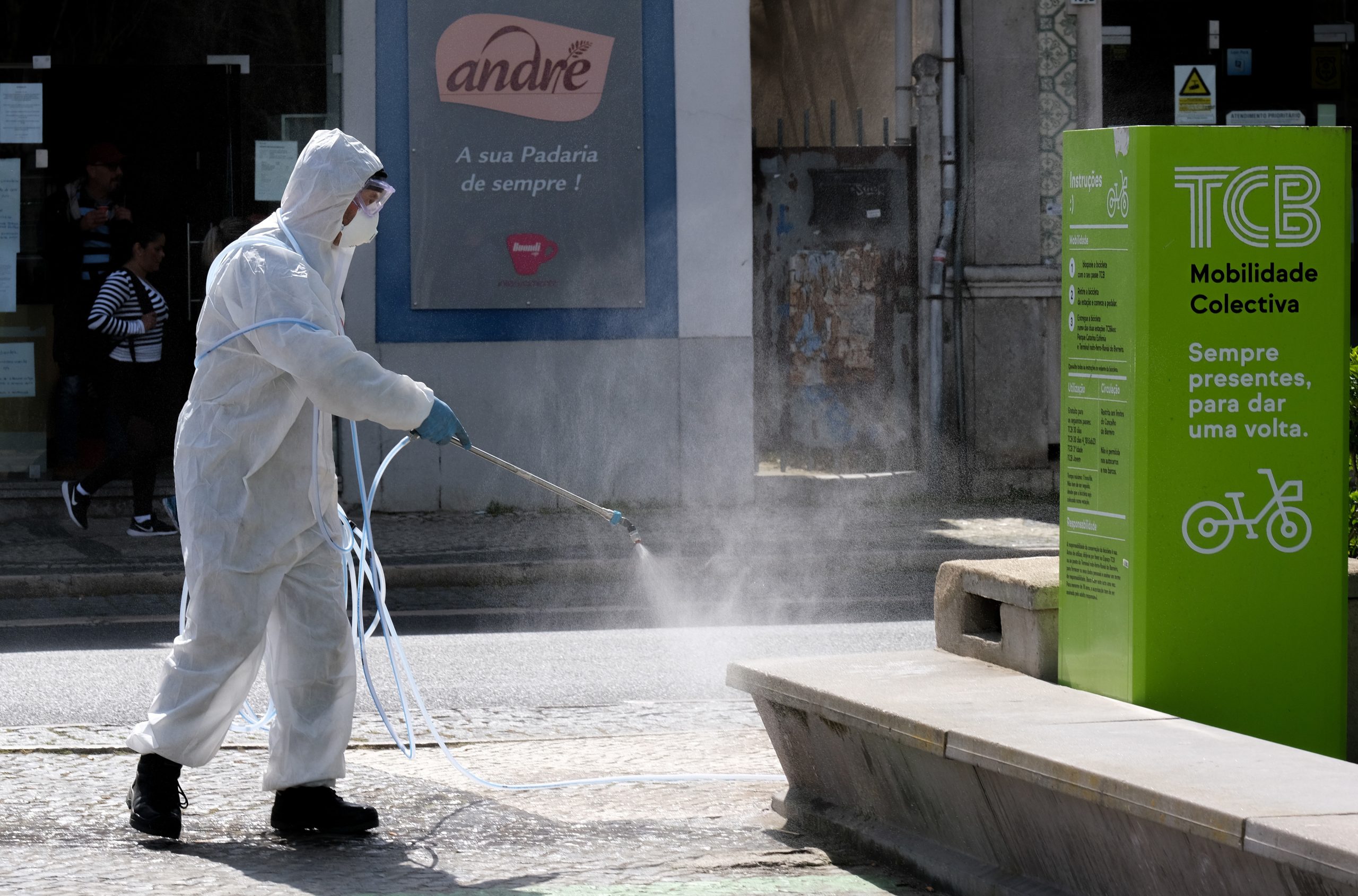 Covid-19: Desinfeção nas escolas começa esta semana