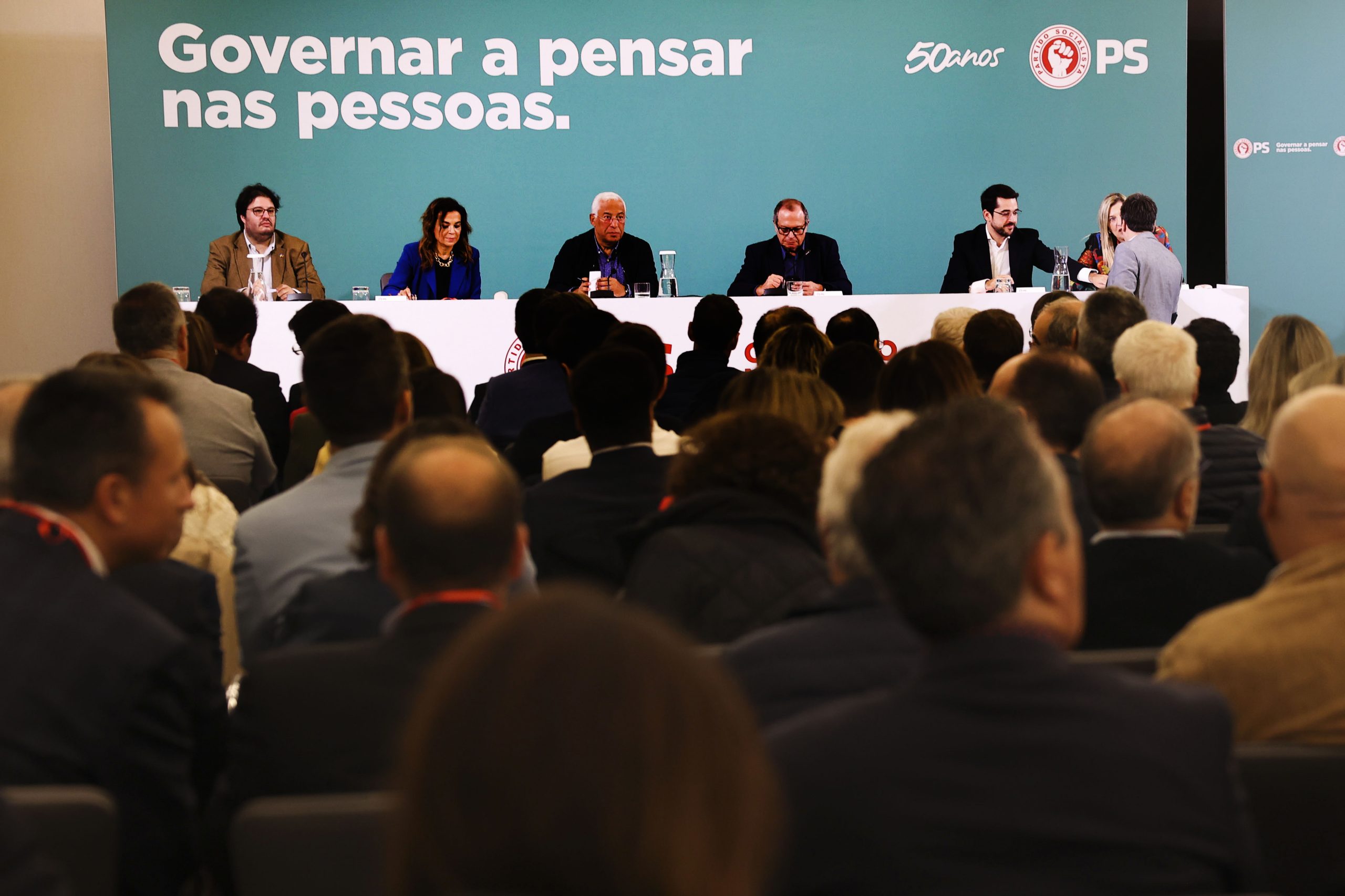 Costa não vai apoiar candidatos e diz que a melhor solidariedade que o PS lhe pode dar é vencer as legislativas