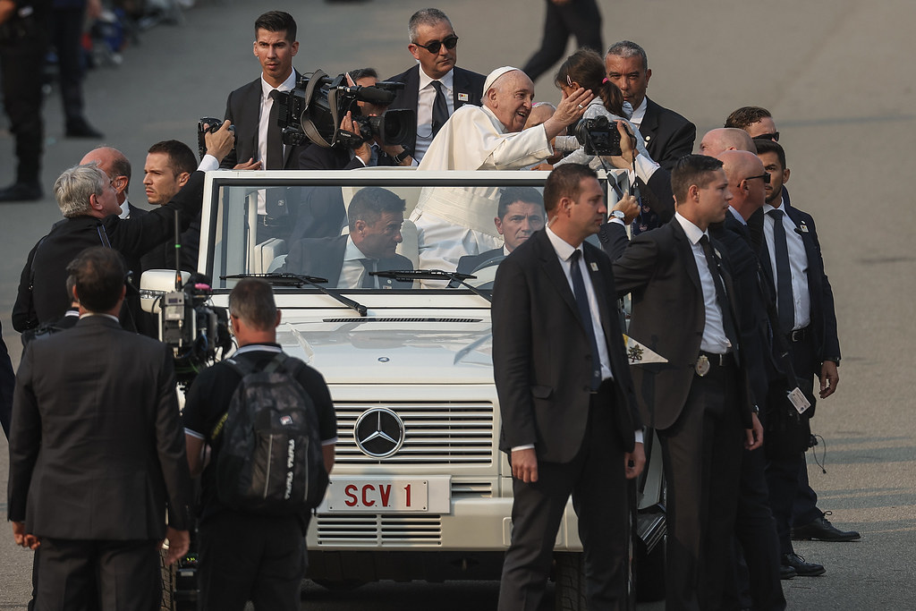 Papa Francisco agradece aos voluntários e pede para serem “surfistas do amor”