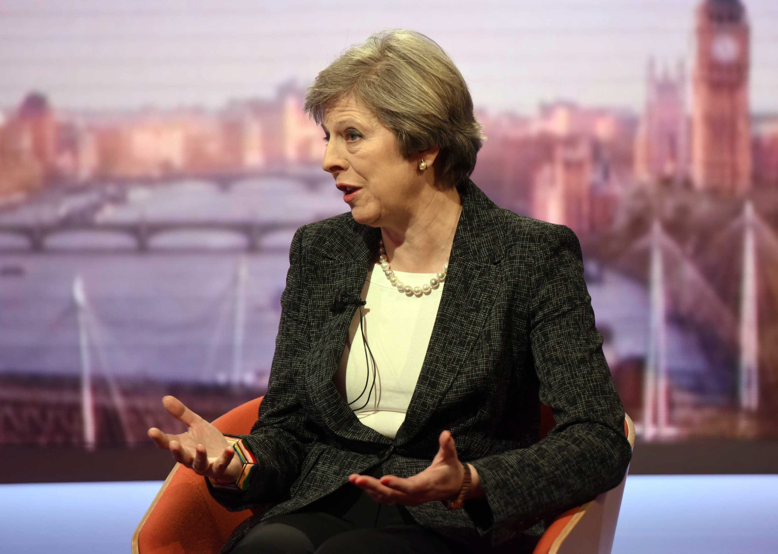 Theresa May “não concorda” com a nova política de imigração de Trump e não a vai adotar