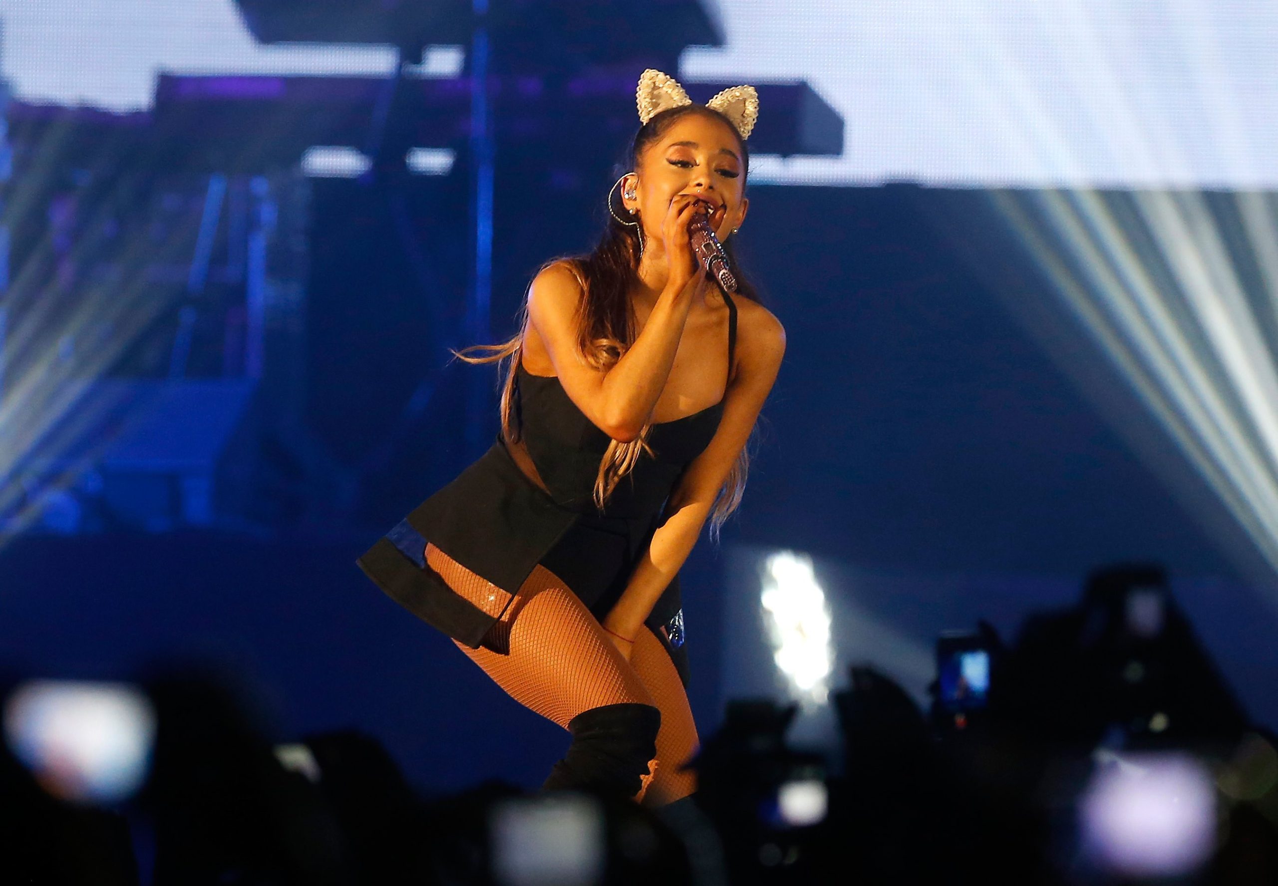 Ariana Grande regressa a Manchester após noite de terror em Londres
