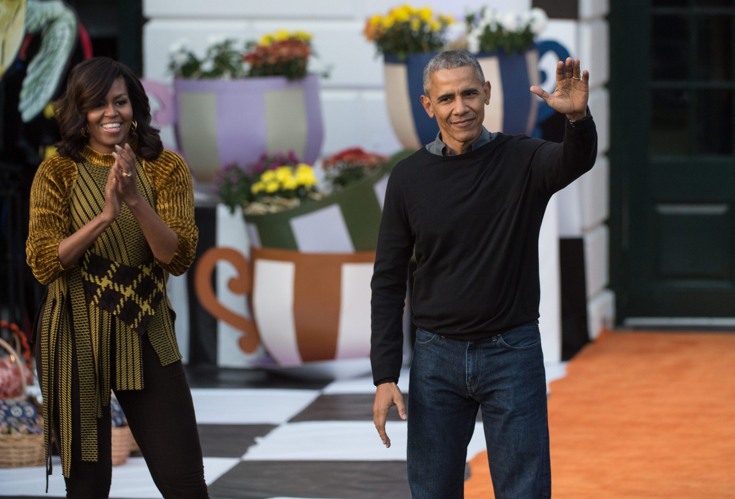 Barack e Michelle Obama regressam à Casa Branca para inauguração dos retratos oficiais