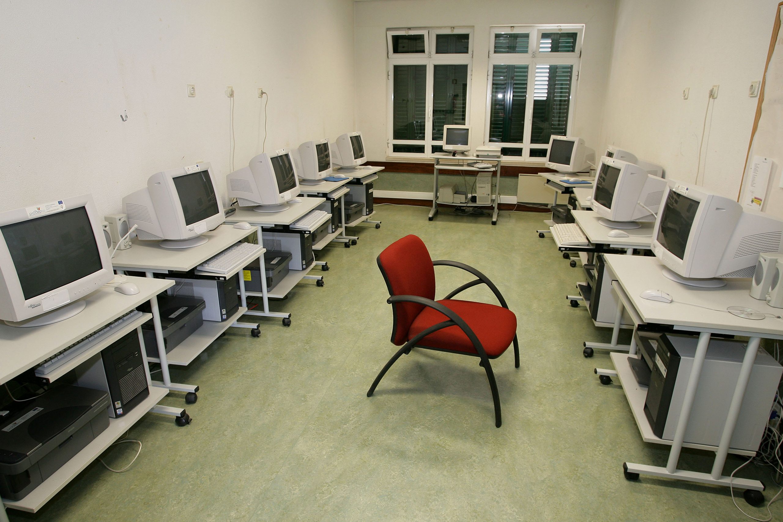 Computadores nas escolas públicas são cada vez menos e mais velhos