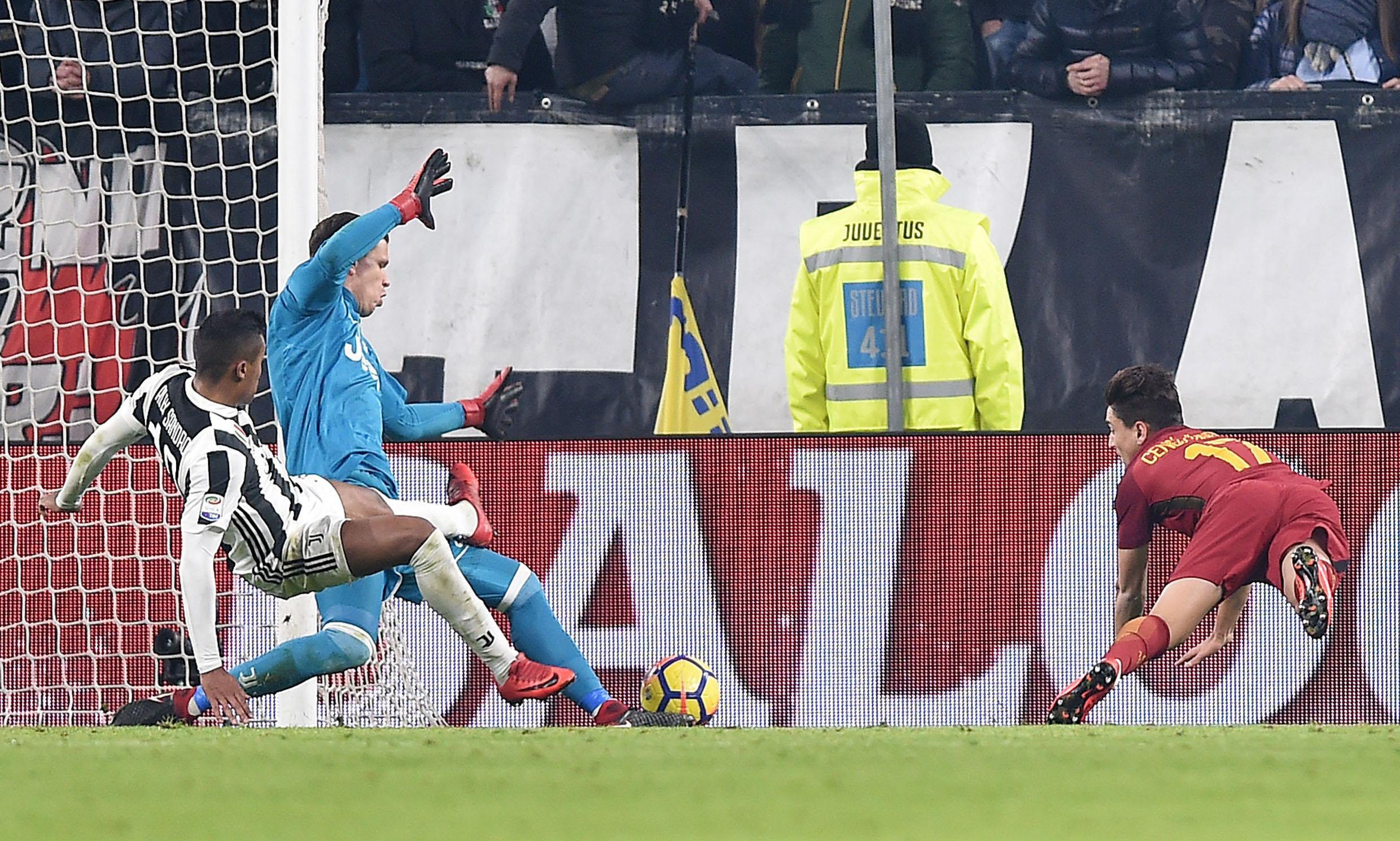 Juventus FC vs AS Roma.  Wojciech Szczesny defende remate de Cengiz Under (2017)
