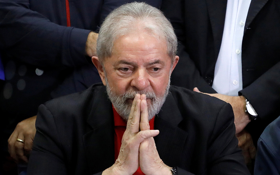 Polícia brasileira tem avião preparado para levar Lula da Silva para Curitiba