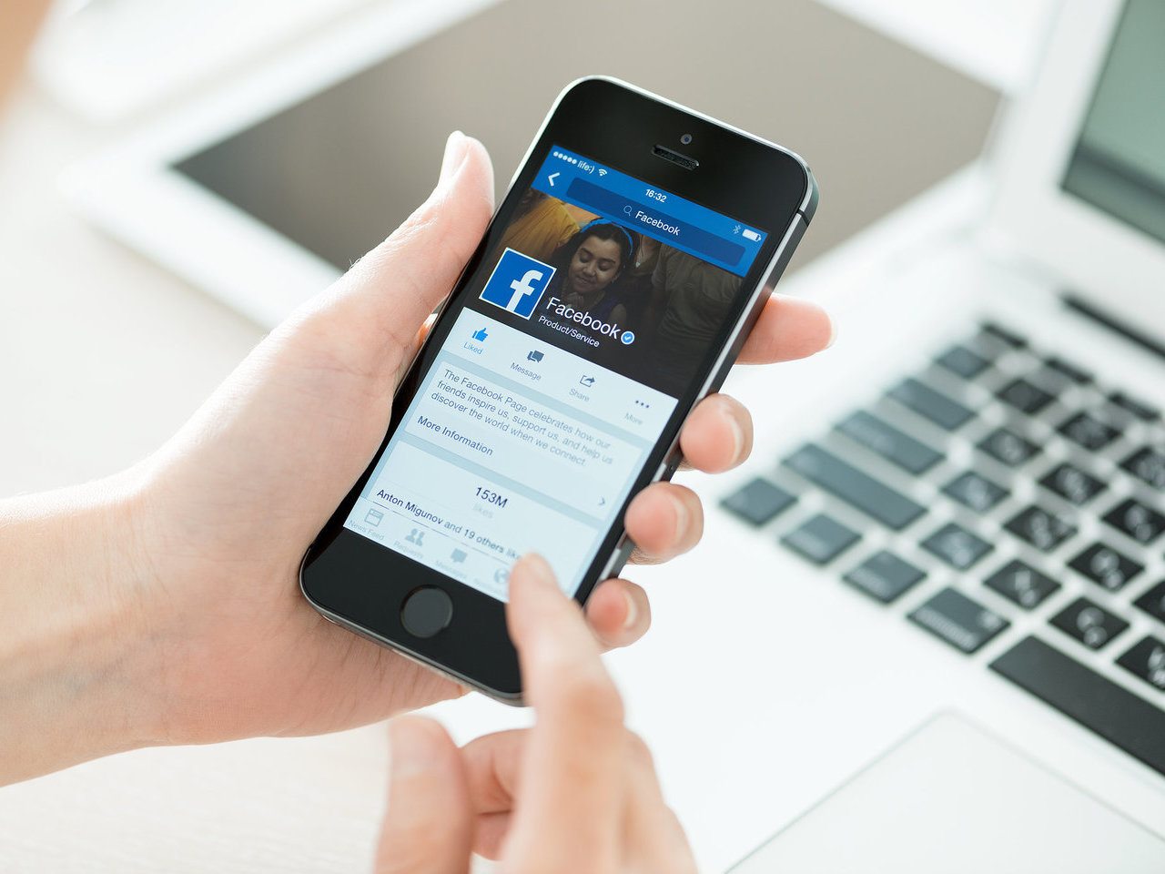 Portugueses passam cerca de 90 minutos nas redes sociais por dia
