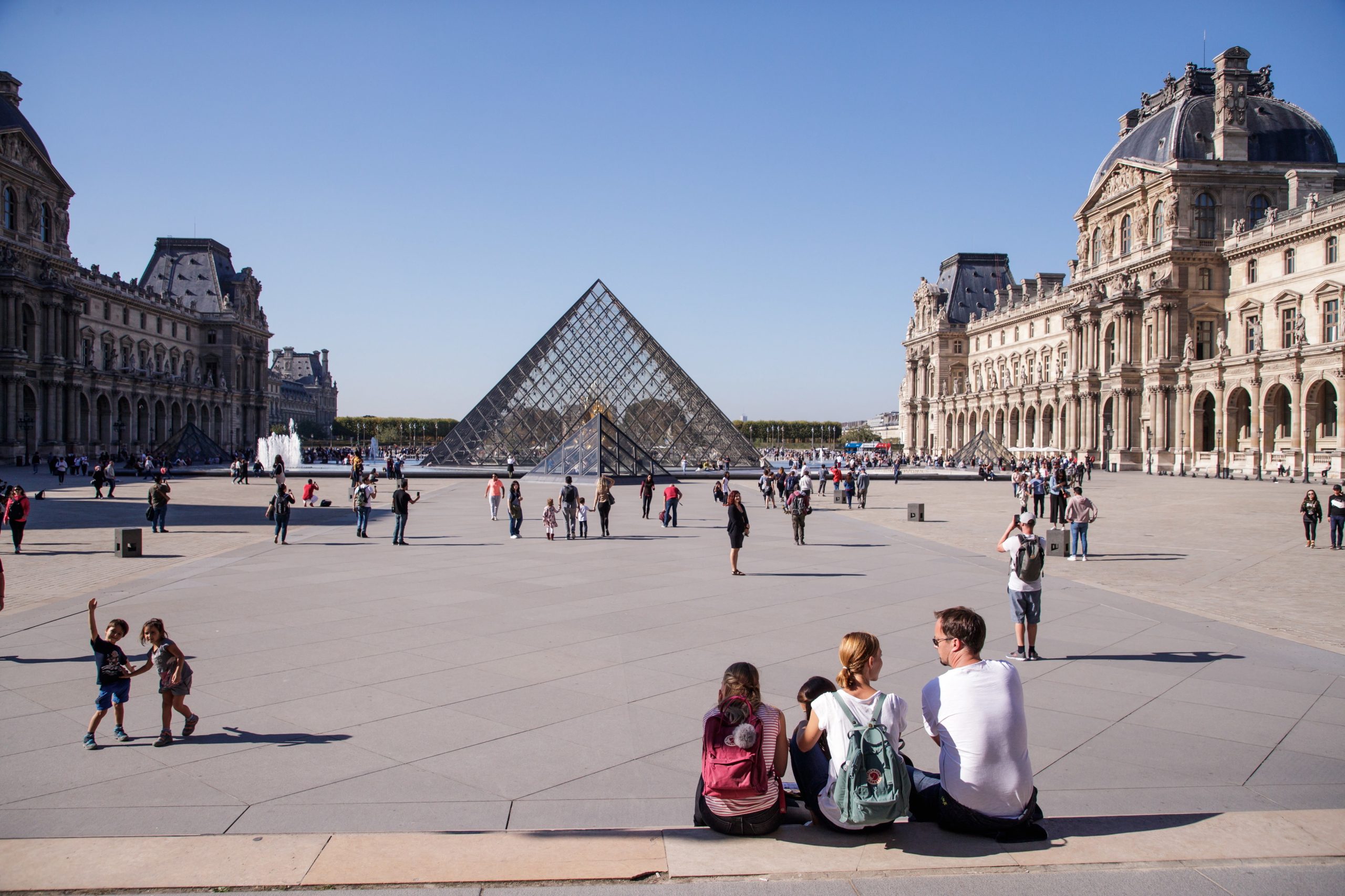 Tomar um aperitivo ao lado da Mona Lisa e jantar aos pés da Vénus de Milo. Esta é a proposta do Louvre e da Airbnb para uma noite única