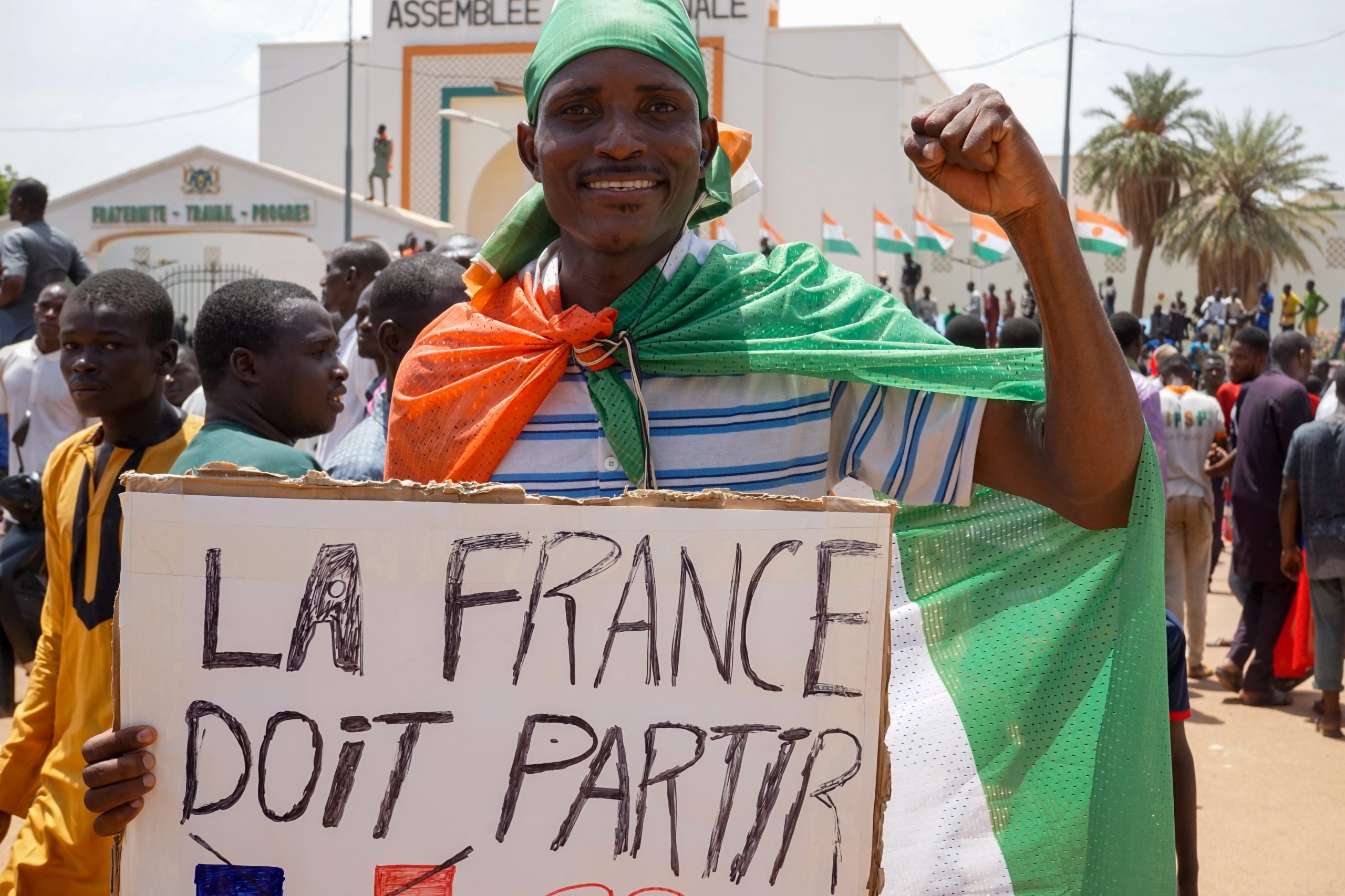 França inicia retirada de europeus do Níger após golpe de Estado