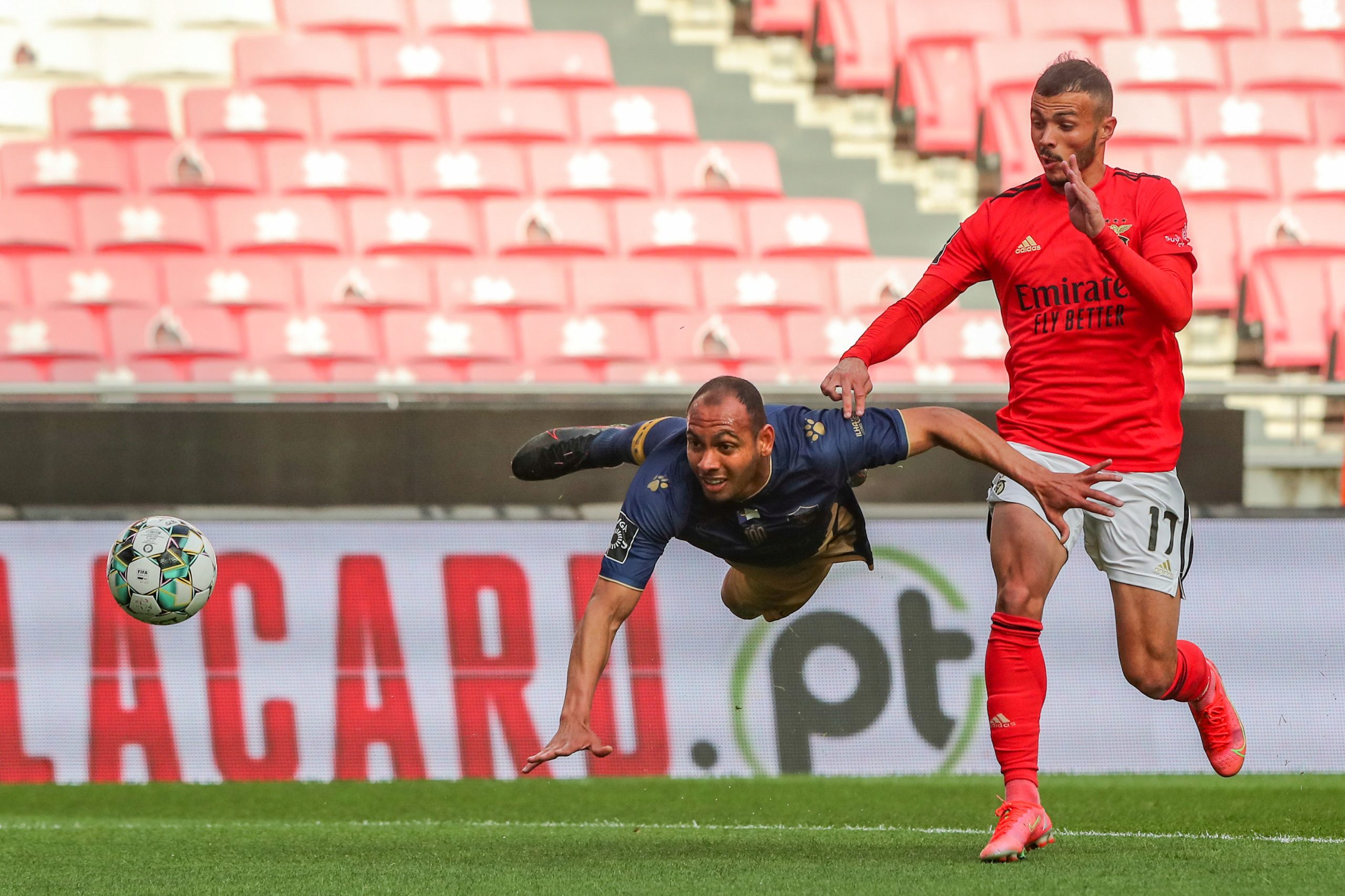 Benfica bate Santa Clara e pressiona o FC Porto