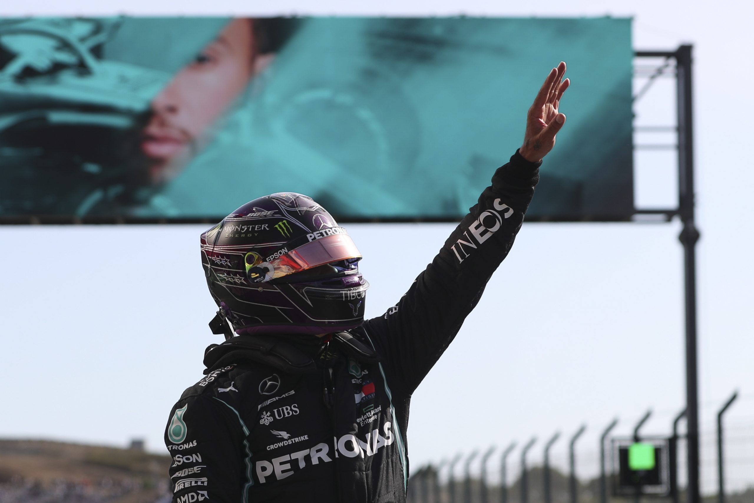 F1: Ataque ao cair do pano vale ‘pole position’ a Lewis Hamilton