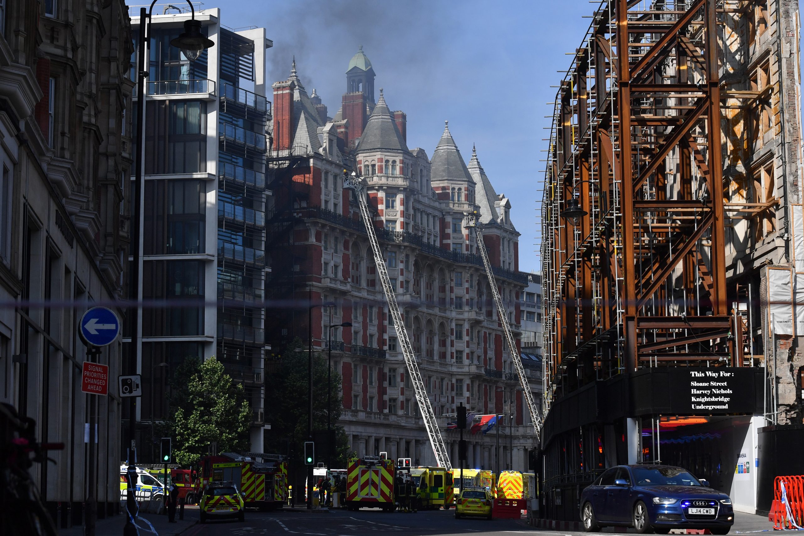 Reino Unido. Mais de uma centena de bombeiros combatem incêndio no hotel Mandarin Oriental, em Londres