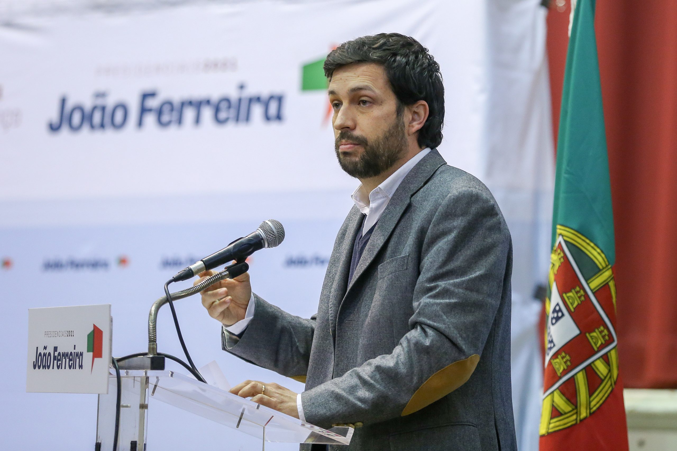 Presidente deve usar poderes para aprovação de nova lei da habitação, diz João Ferreira