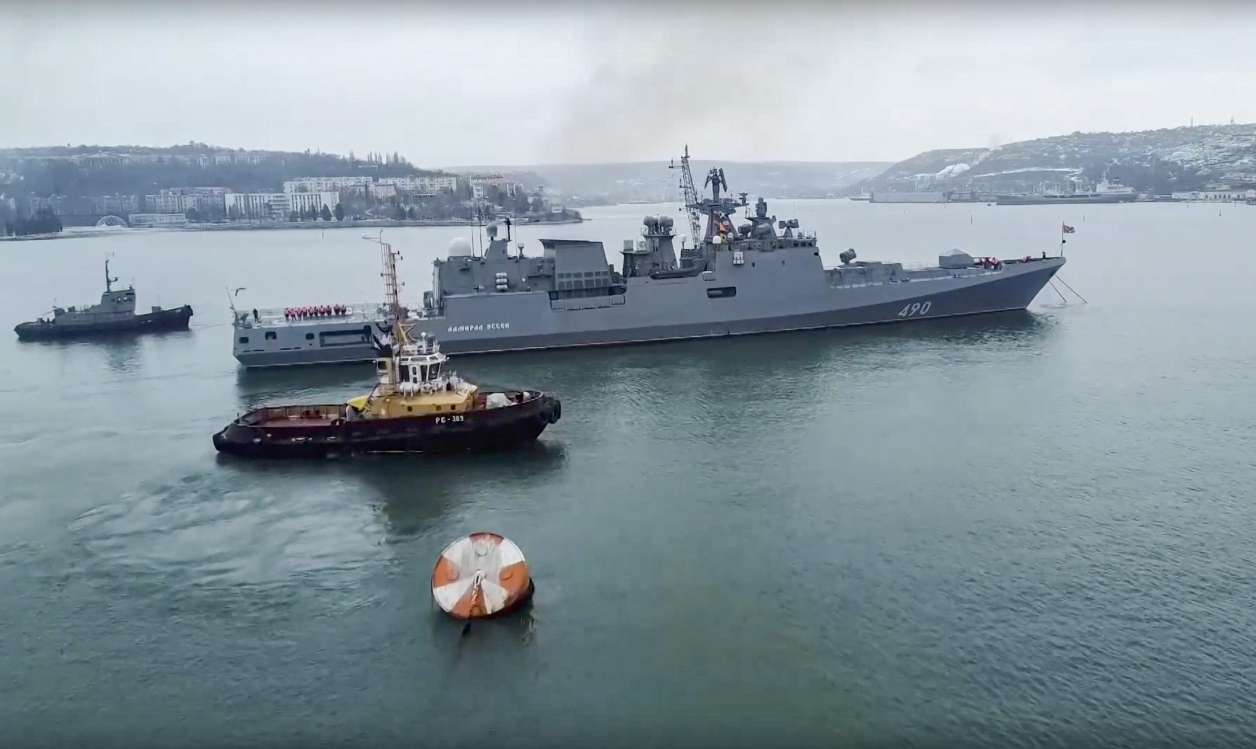 Navio de guerra russo, em exercícios no Atlântico, resgata cidadão francês de iate naufragado