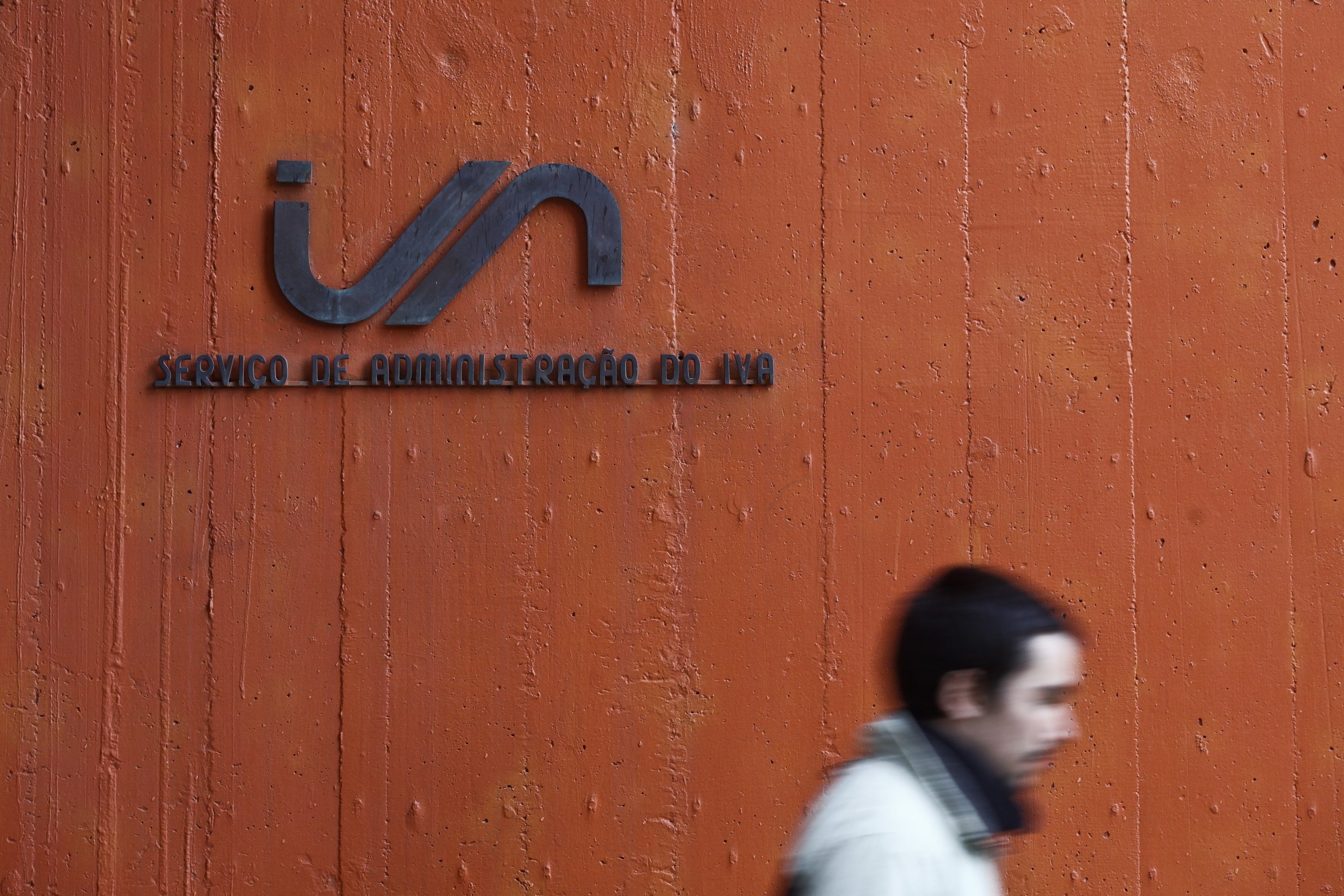 Empresas deixam de pagar IVA alfandegário mas têm de pedir autorização ao fisco