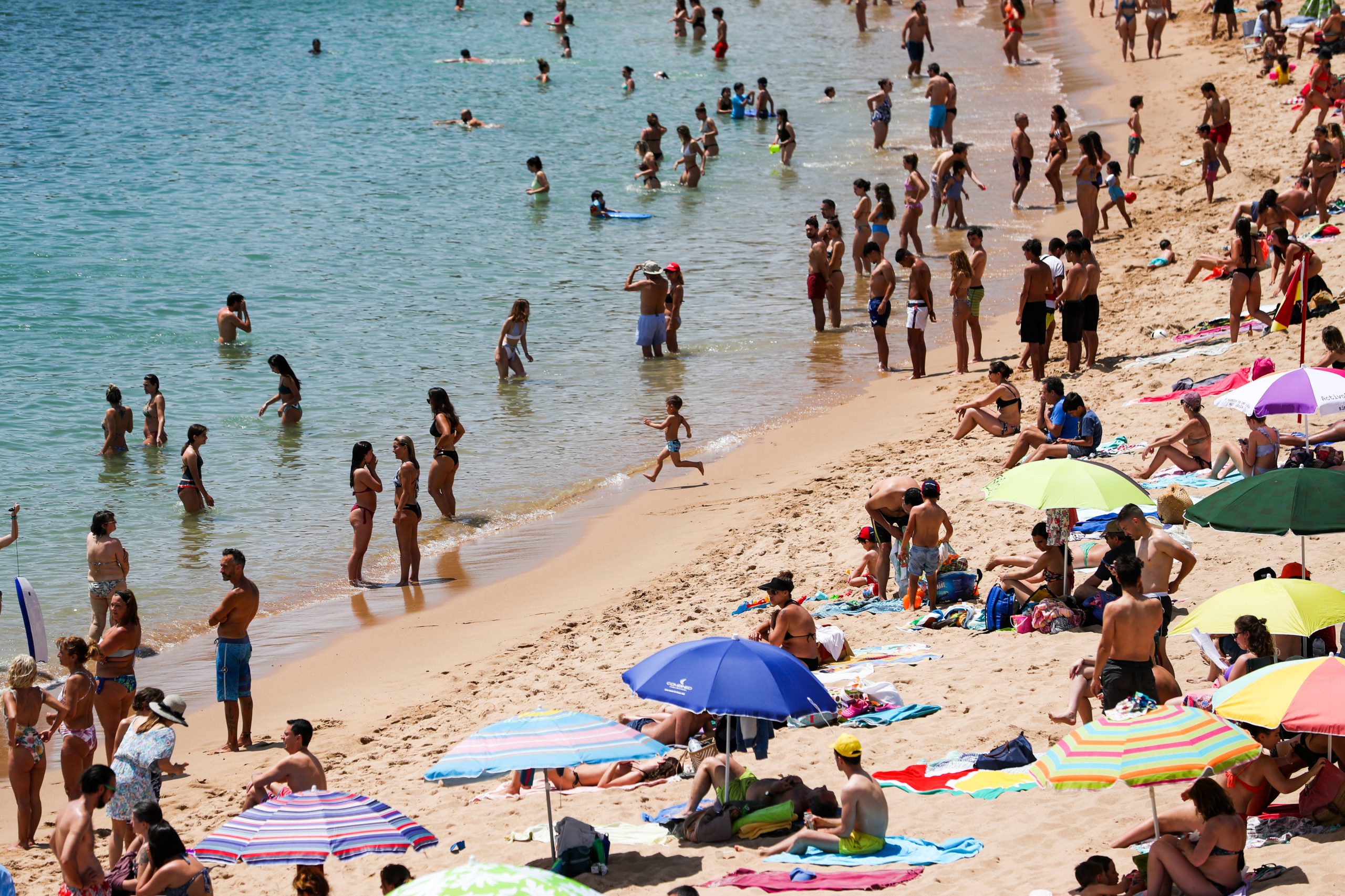 Levantada interdição a banhos na praia da Parede em Cascais