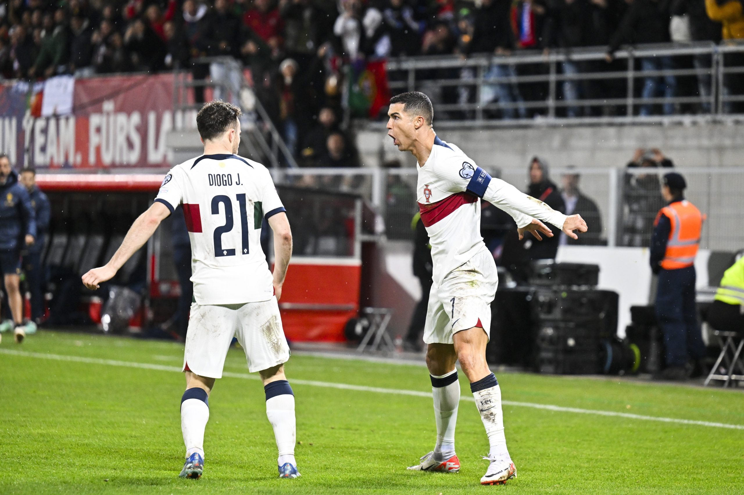 Cristiano Ronaldo chega aos 128 golos, Cancelo à dezena