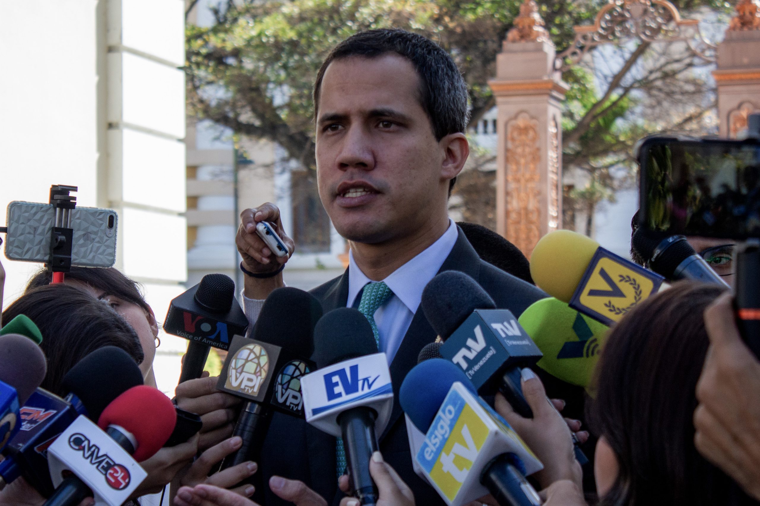 EUA preocupados com mandato de prisão a Guaidó
