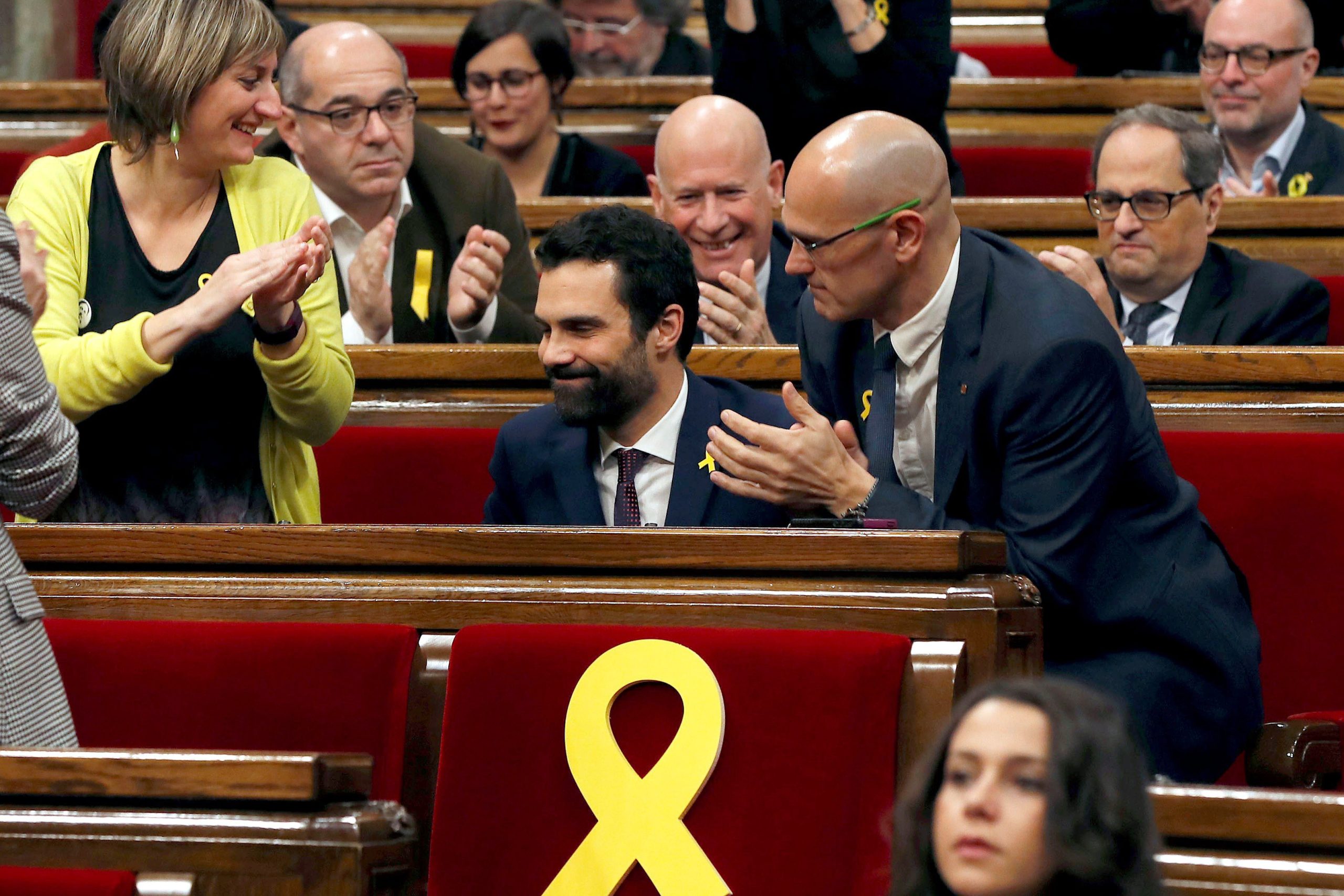 Catalunha: Presidente do parlamento adia plenário mas mantém investidura de Puigdemont