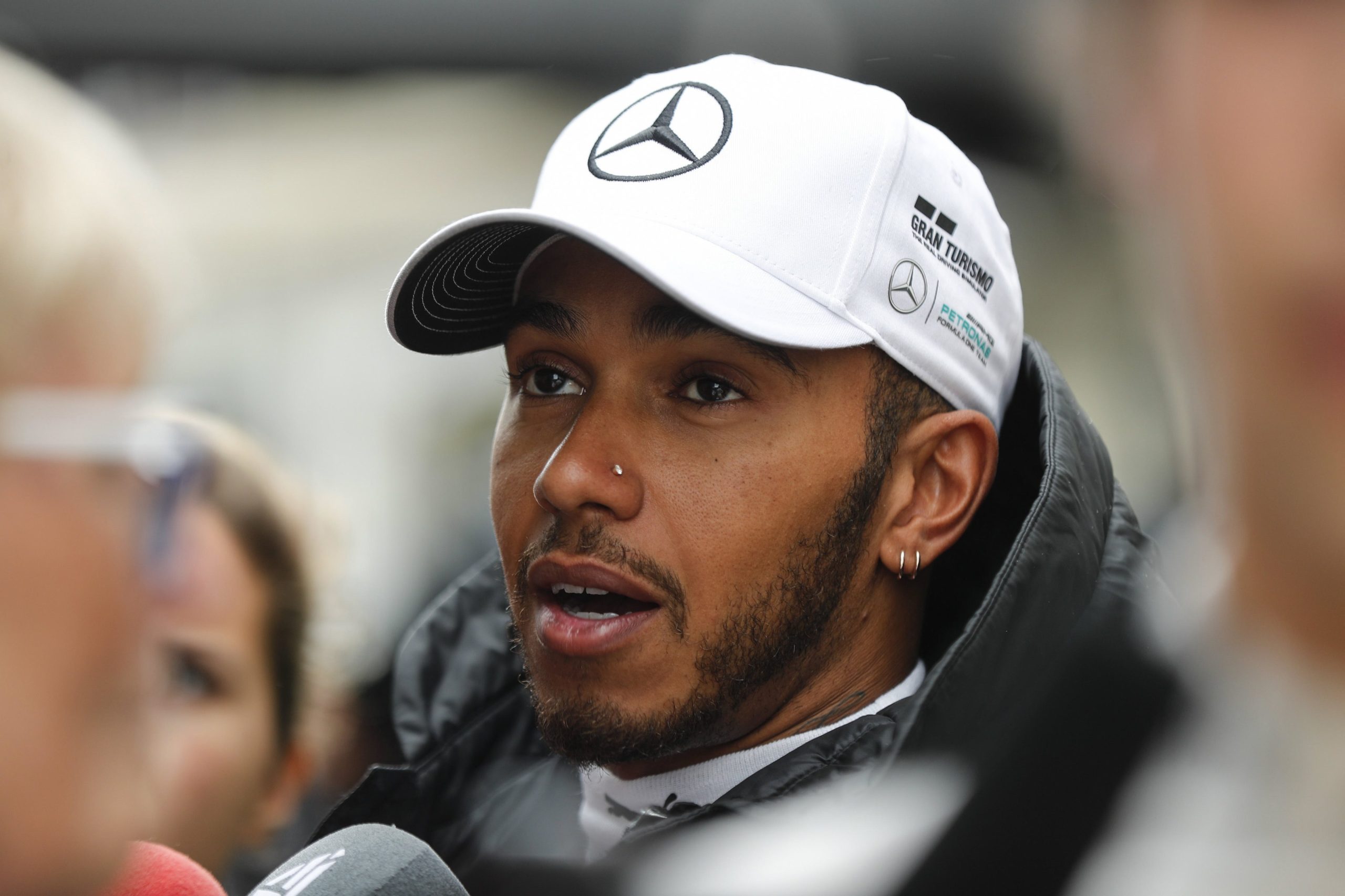 Bottas conquista ‘pole position’ no Brasil. Campeão Hamilton sai em último