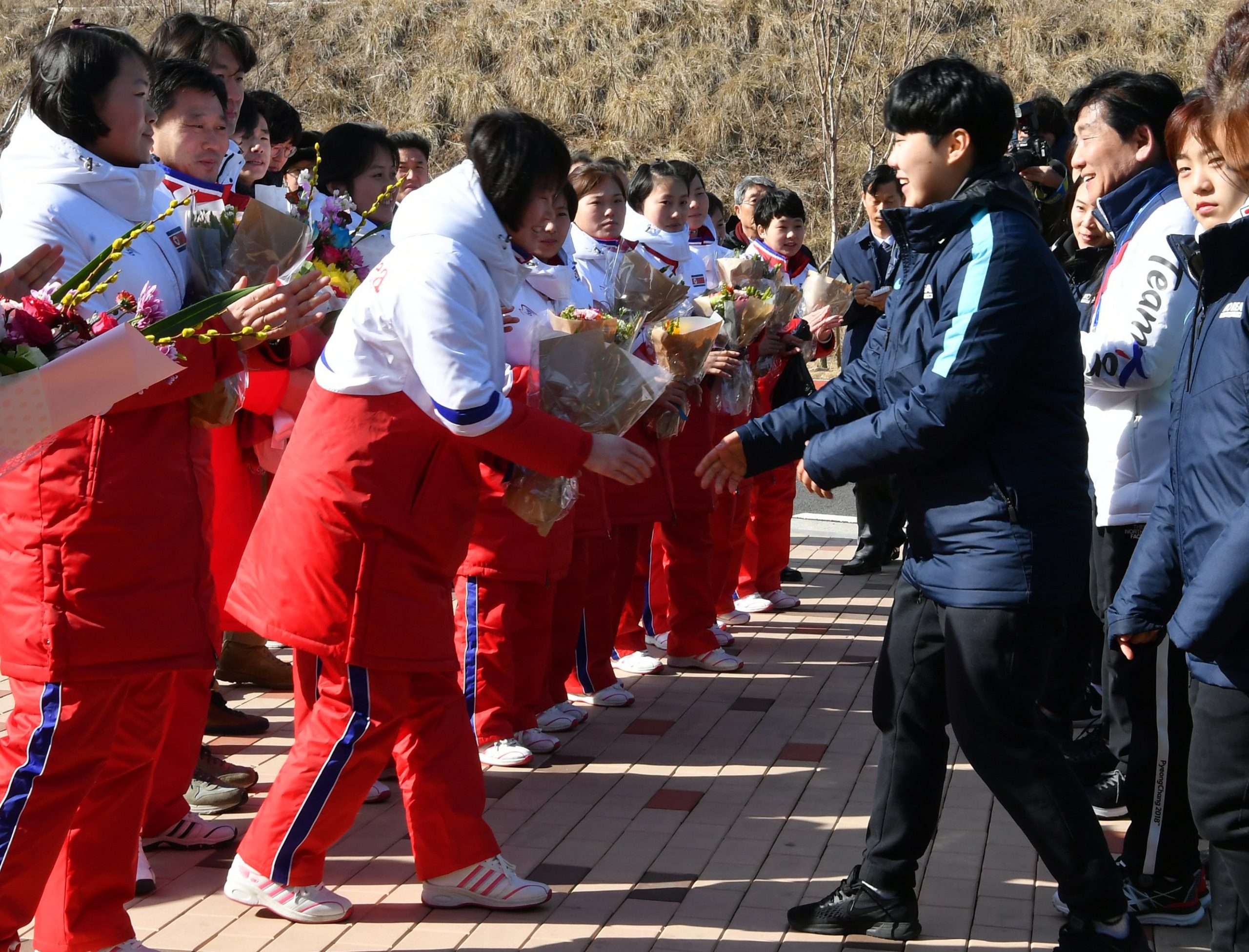 Primeiro grupo de atletas norte-coreanas chegou à Coreia do Sul