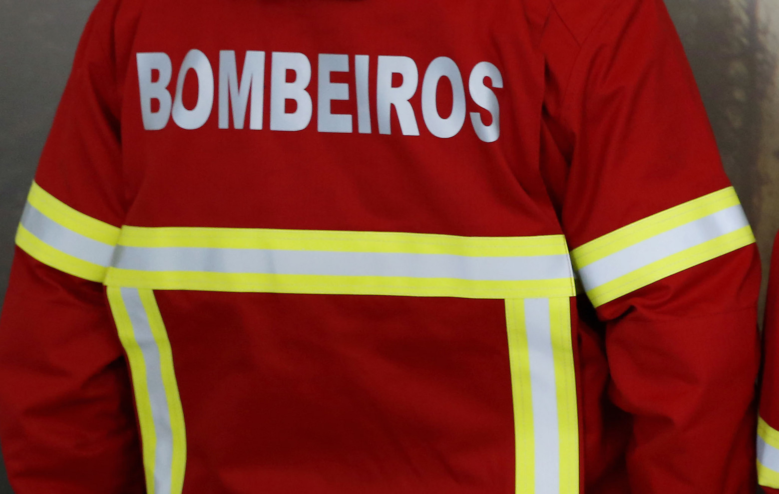 Incêndio em apartamento de prédio de oito pisos em Alenquer mobiliza mais de duas dezenas de bombeiros