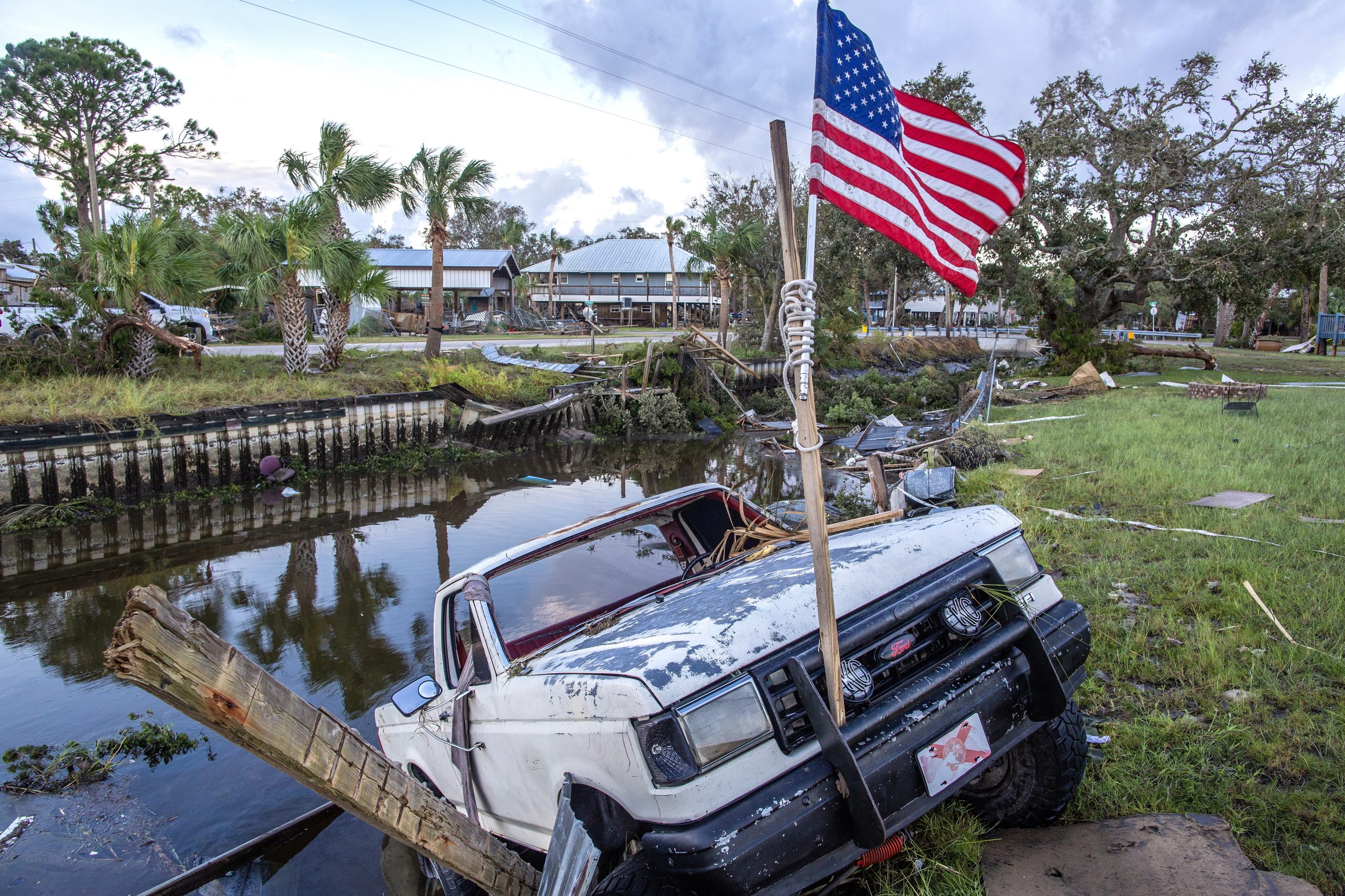 Florida avalia danos após passagem do furacão Idália