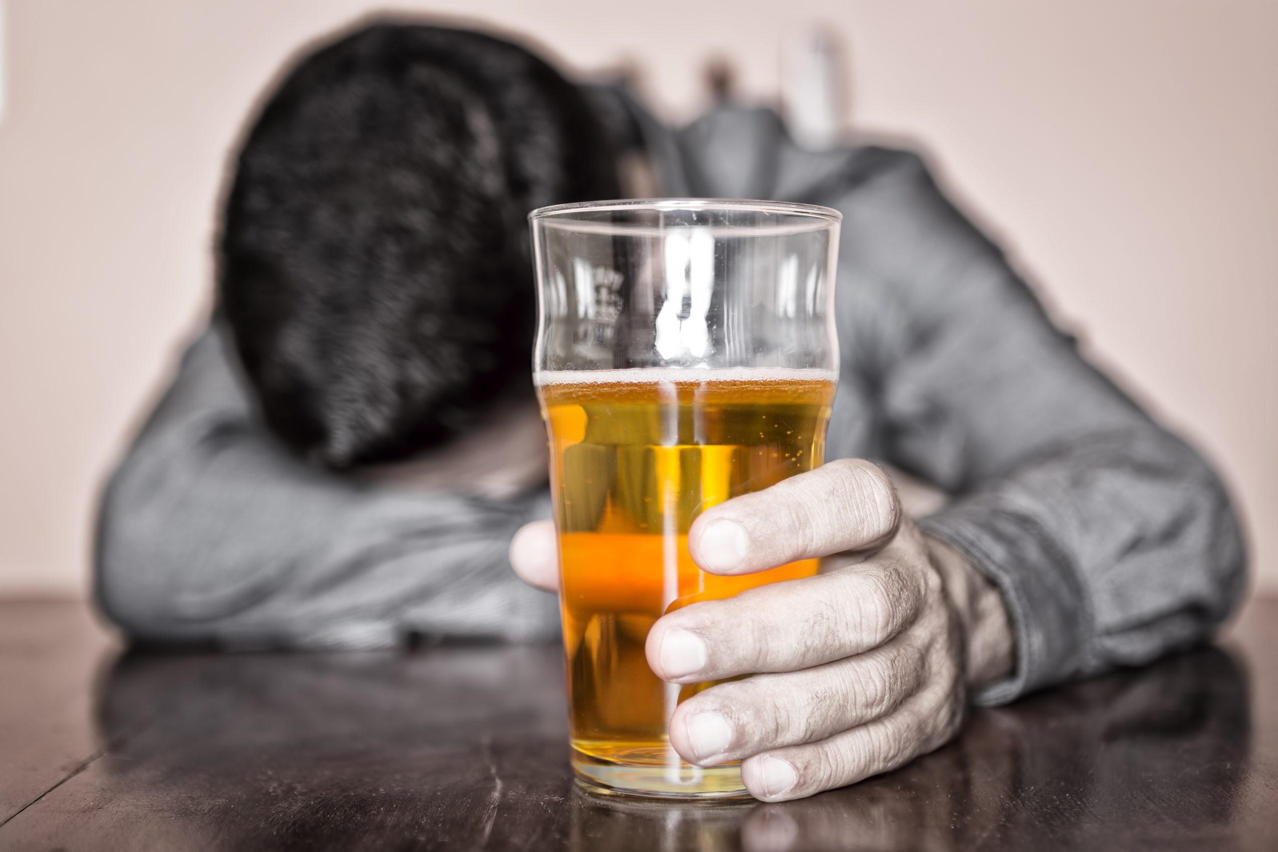 Consumo abusivo de álcool entre os comportamentos que aumenta risco de demência precoce, sugere estudo