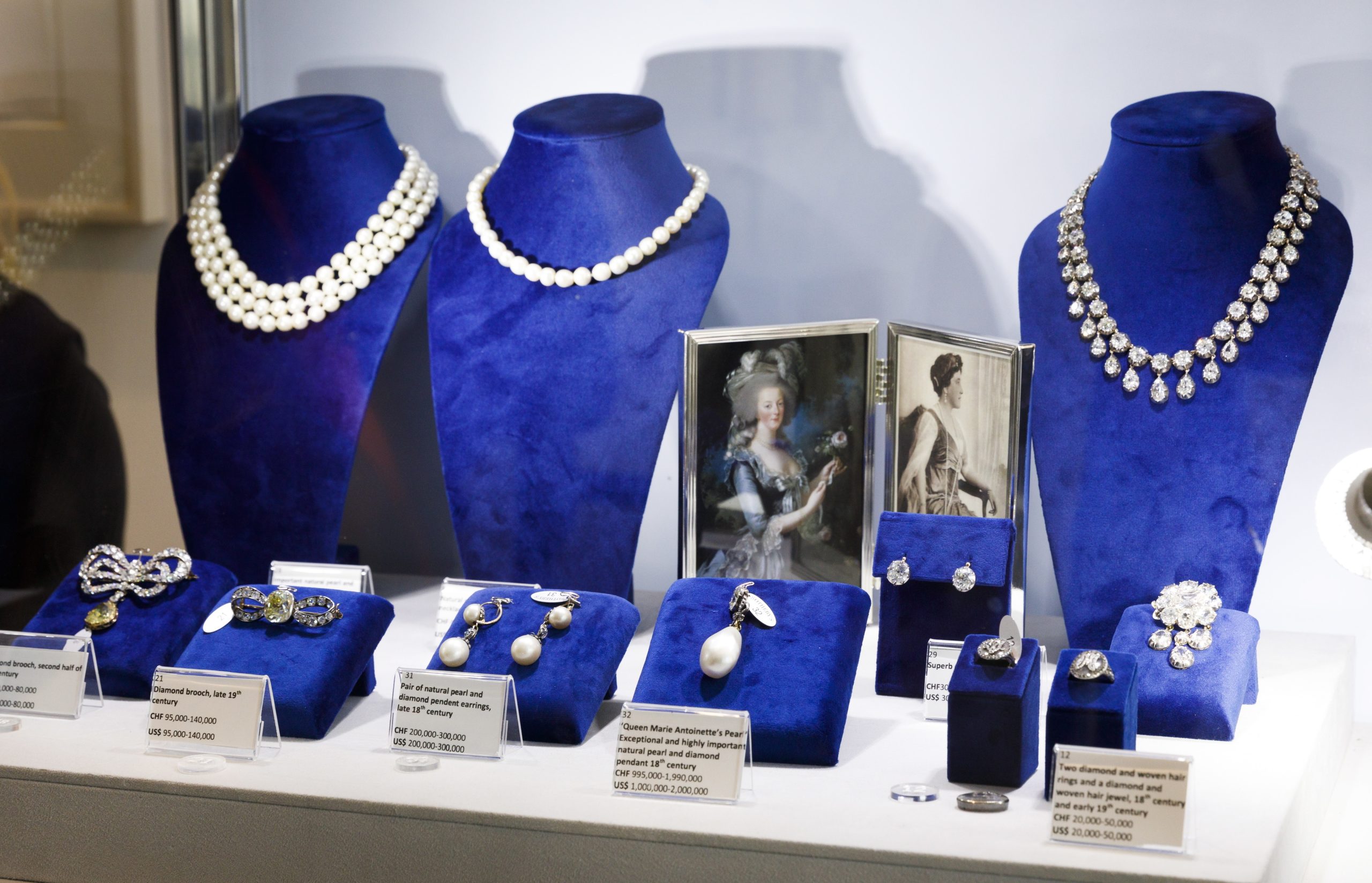 Joias e cabelo de Maria Antonieta vão a leilão em Genebra