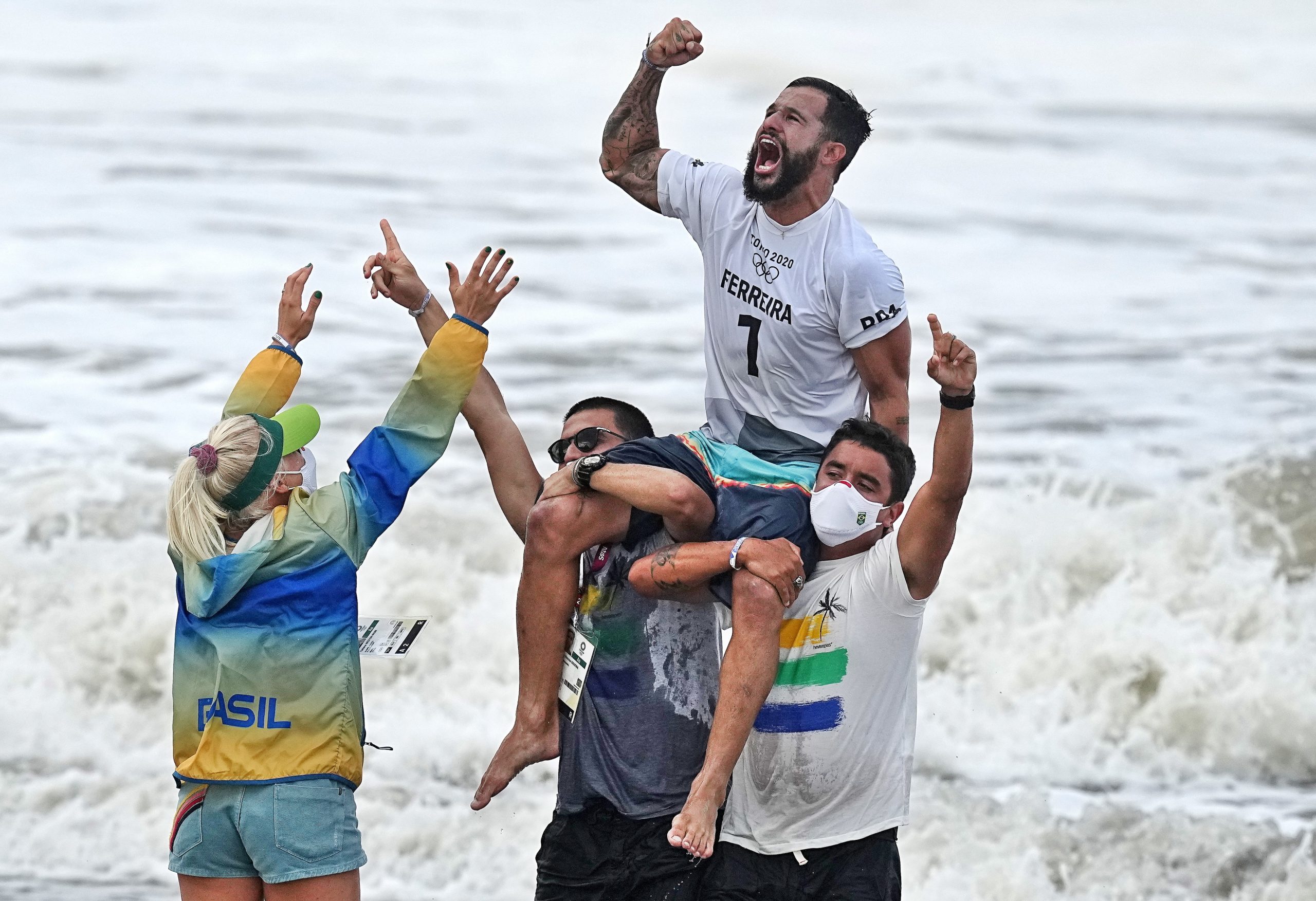 Ítalo Ferreira é primeiro campeão olímpico de surf. O medalha de prata vive em Portugal