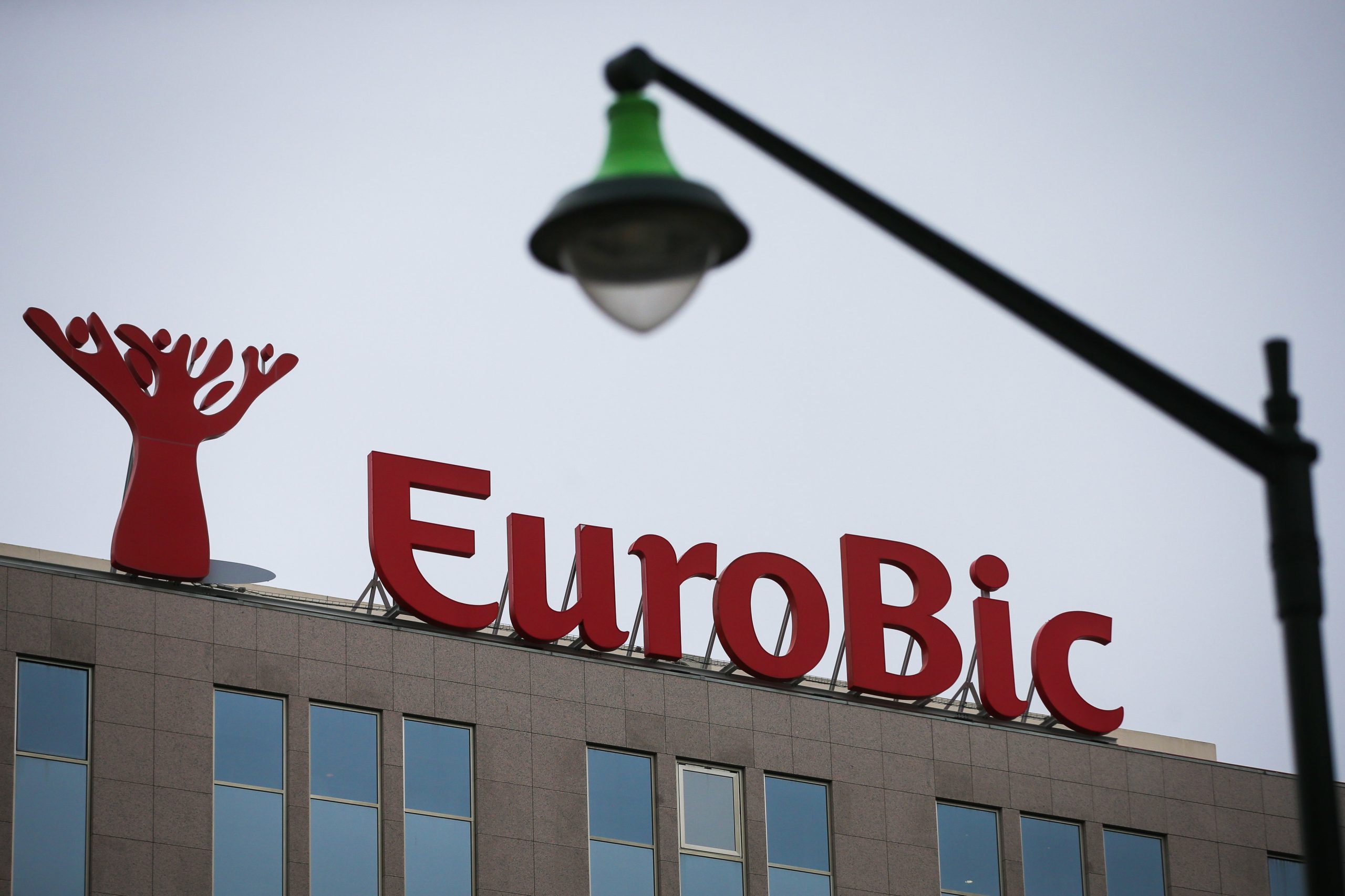 Empresas de Isabel dos Santos avaliam propostas para comprar participação no Eurobic