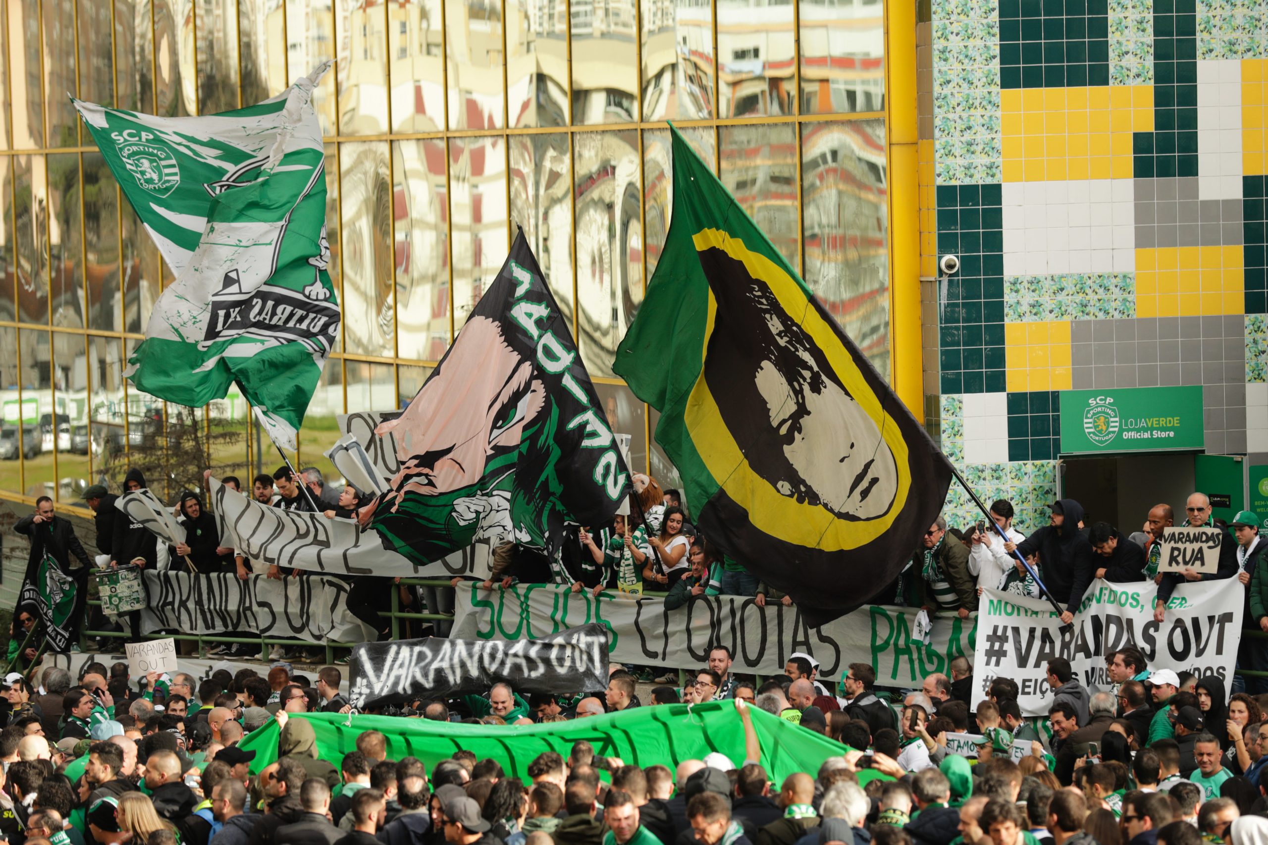 Milhares de adeptos pedem demissão de Frederico Varandas da presidência do Sporting