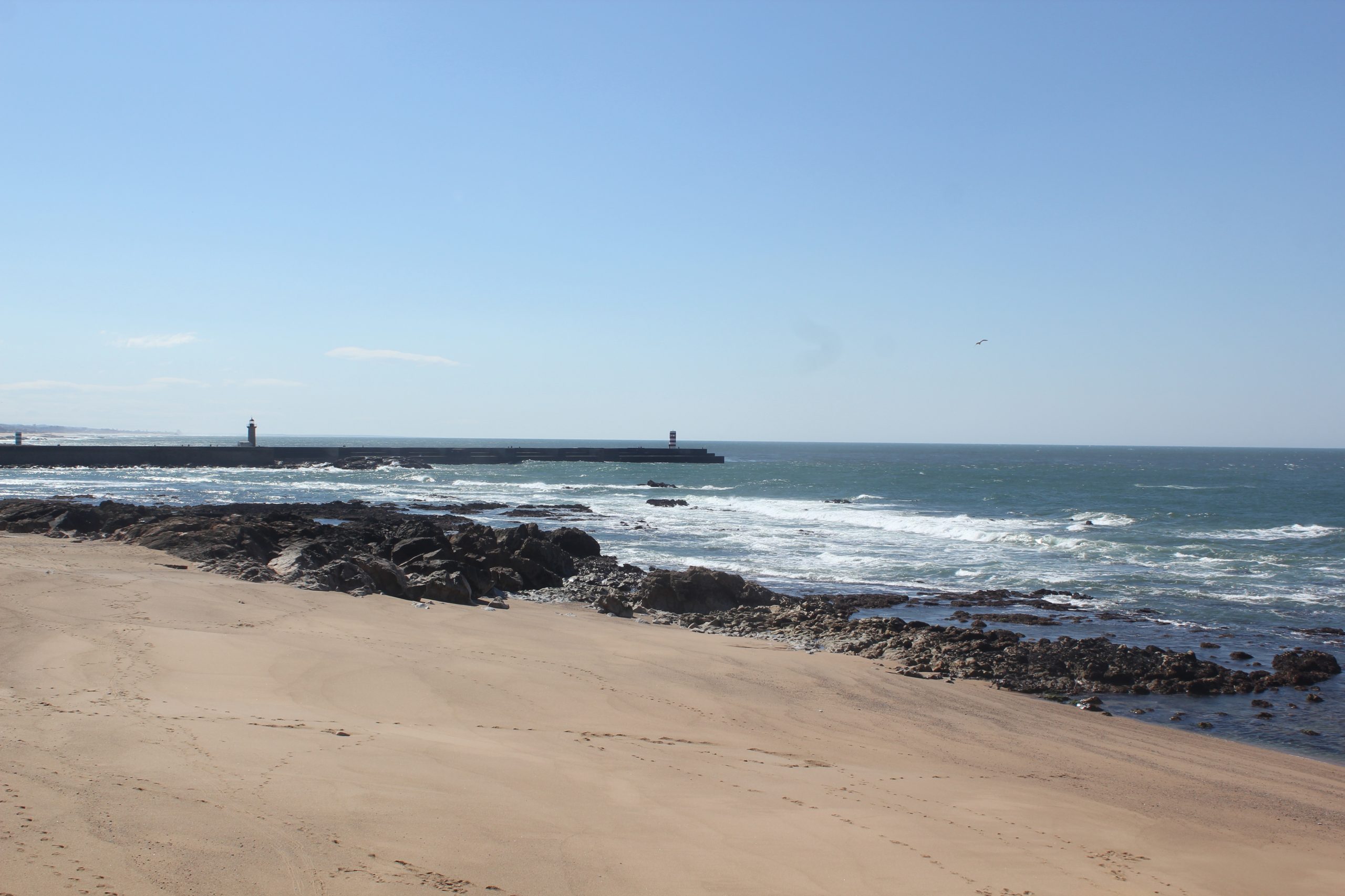APA suspende obra e ordena demolição de construção na praia do Ourigo