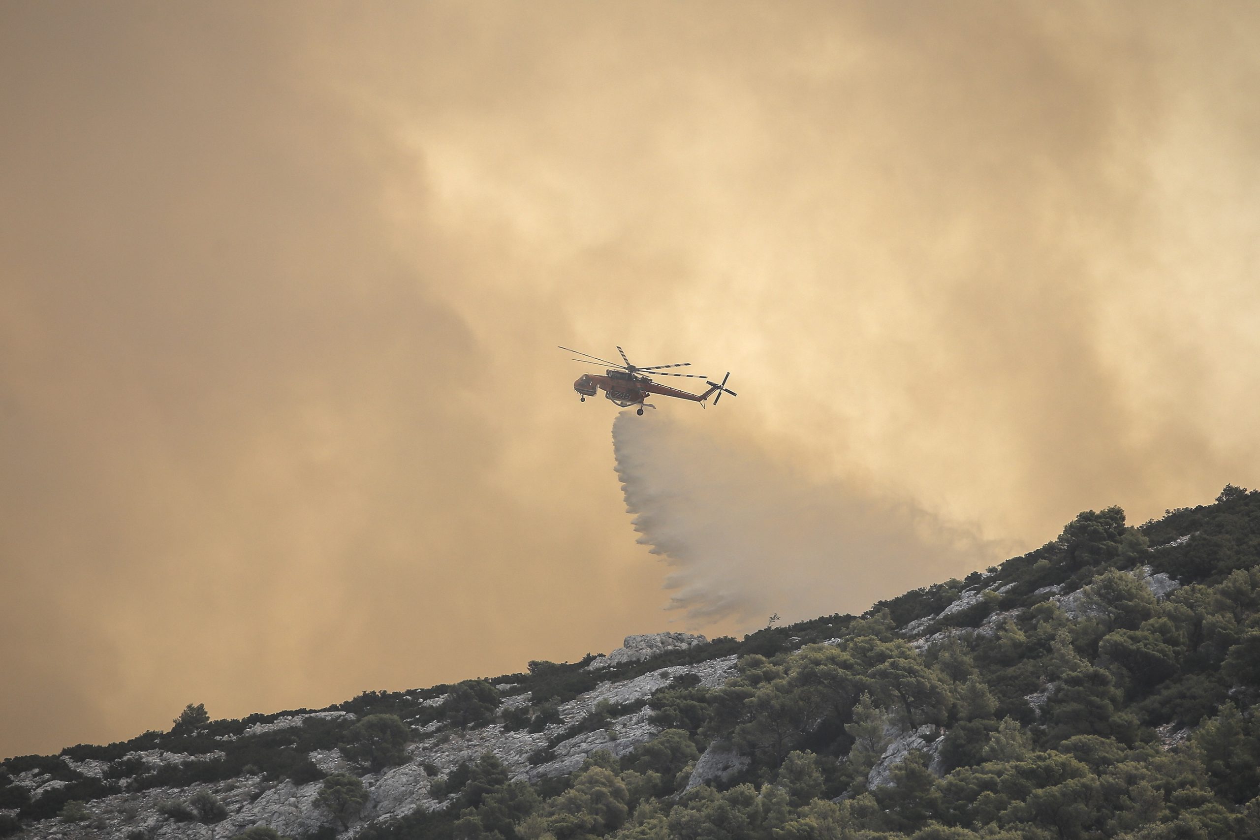 Mais cinco aeronaves e 58 bombeiros mobilizados pela UE para apoiar Grécia no combate aos fogos
