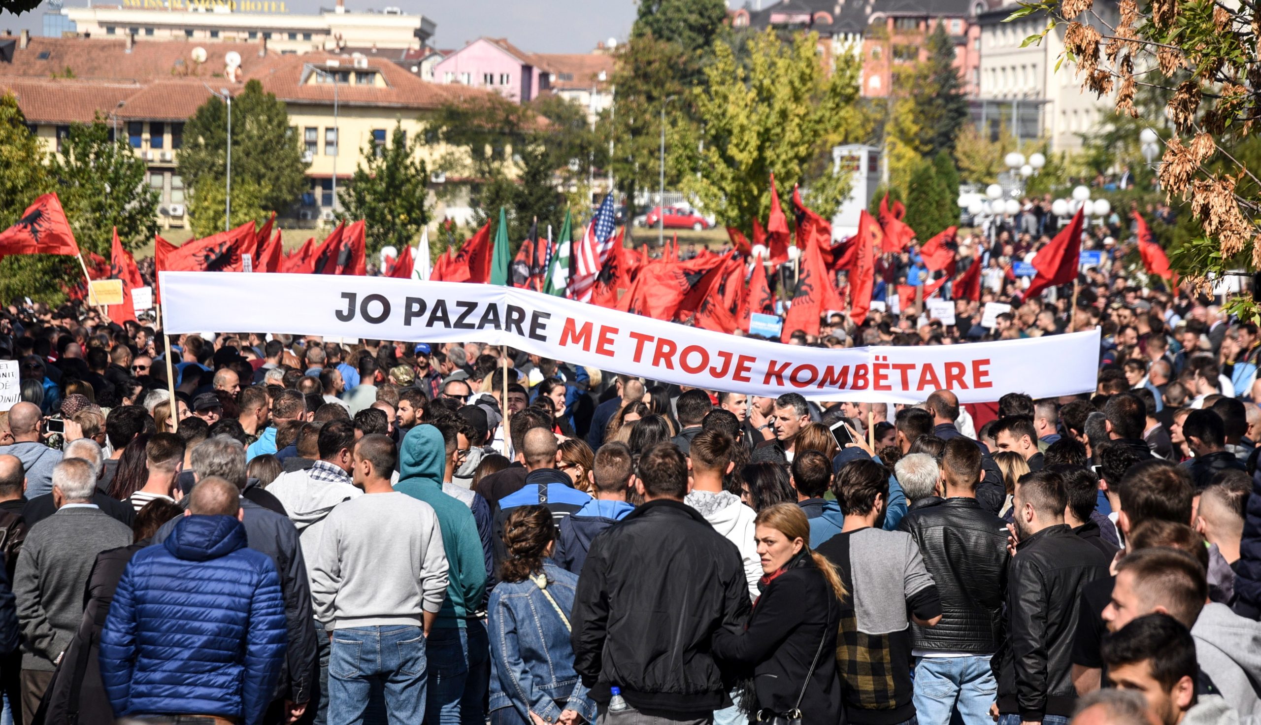 Milhares de pessoas protestam no Kosovo contra plano presidencial para mudar fronteiras