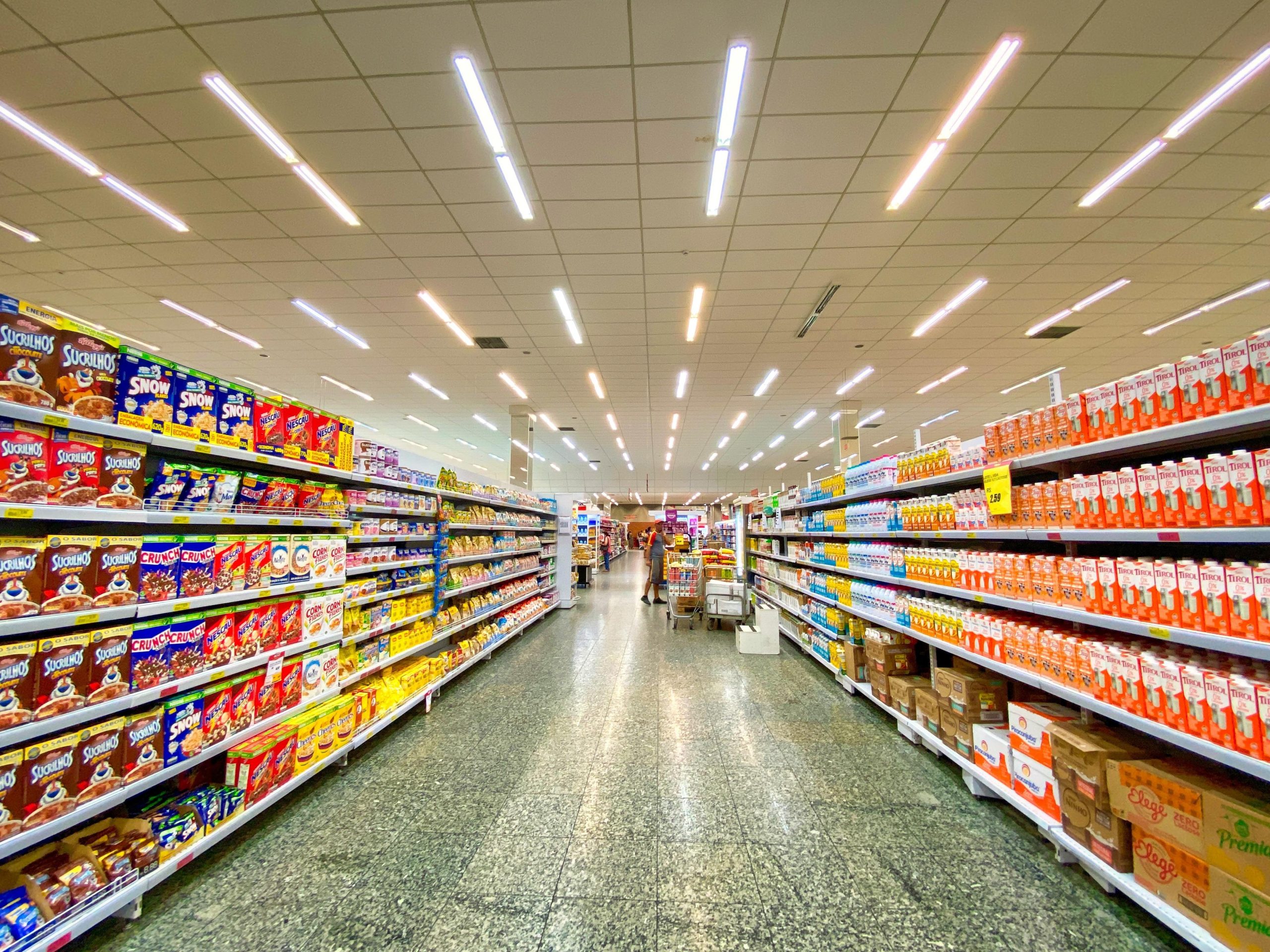 Clientes começam a assambarcar produtos em supermercados