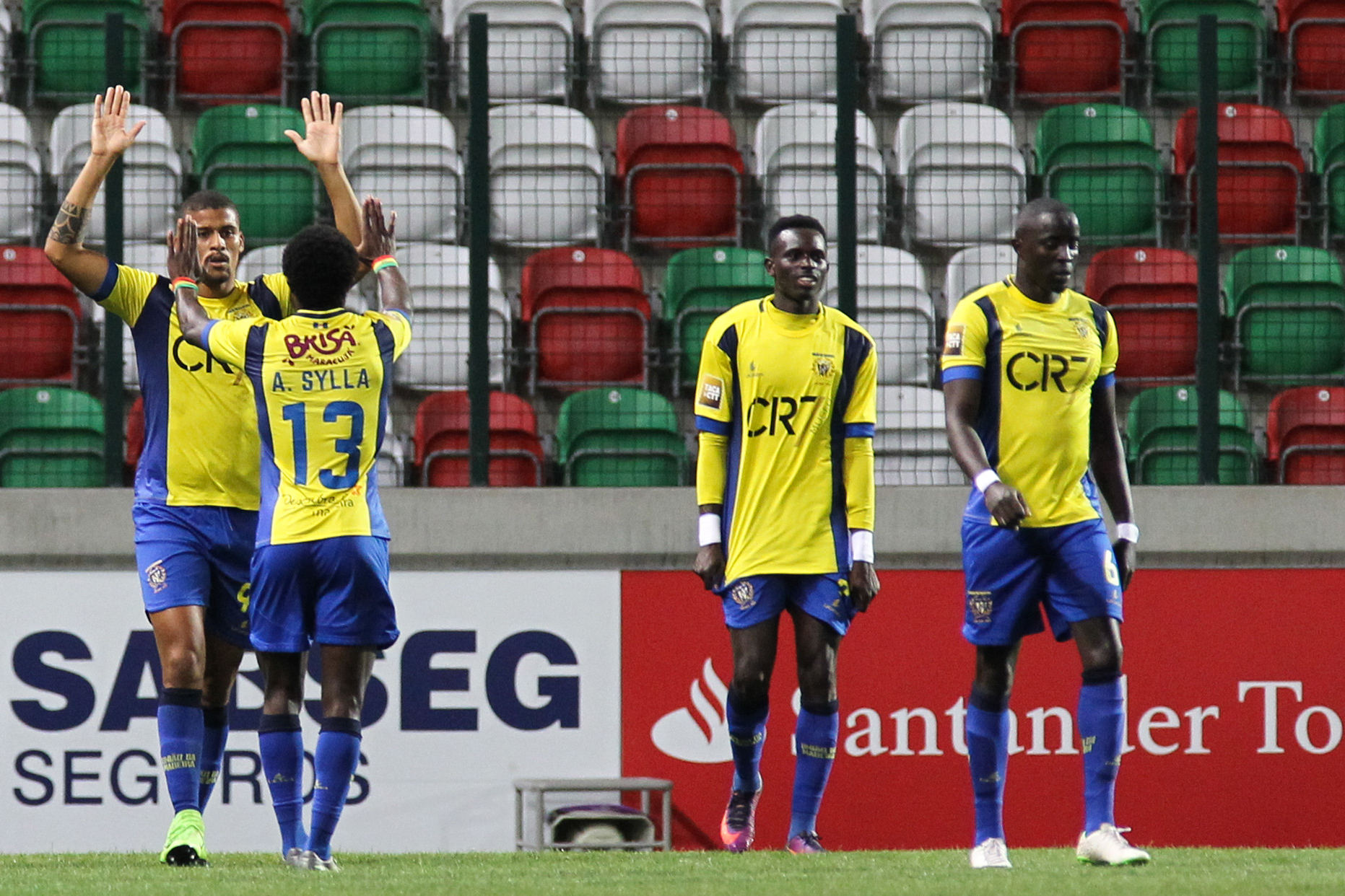 Sete equipas tentam escapar ao último lugar de descida na II Liga
